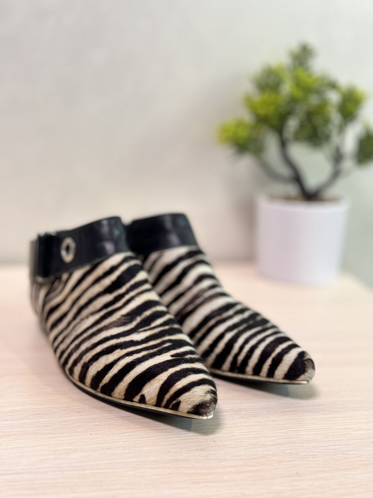 Designer × Western Rise VINTAGE BALENCIAGA STYLE YETI FUR BOOTS SHOES Size US 6 / IT 36 - 3 Thumbnail