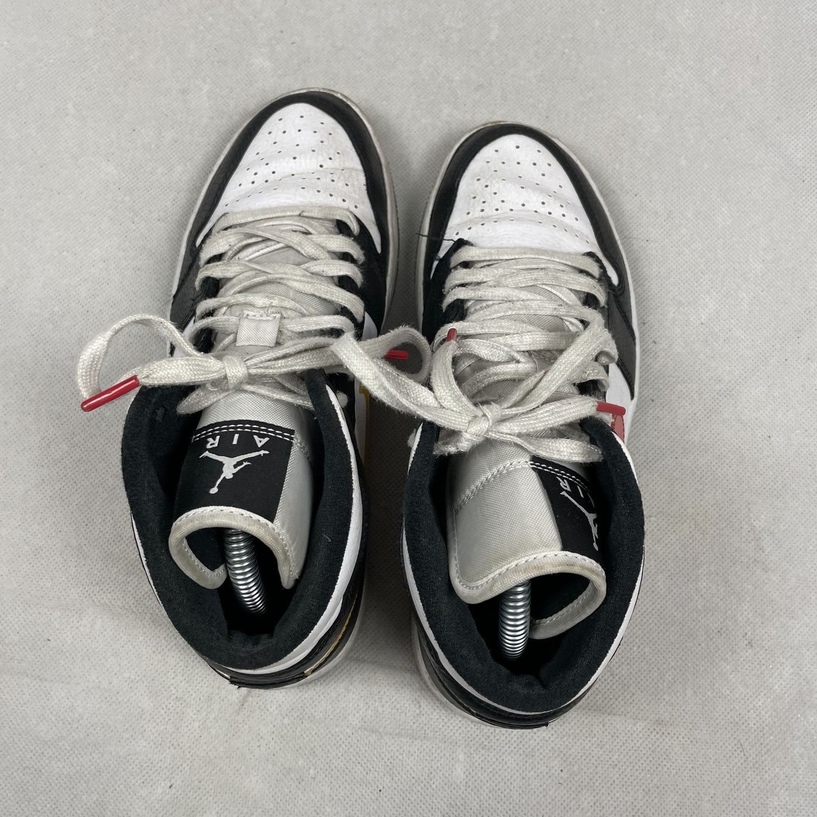 Jordan Brand Air Jordan 1 Mid Alternate BQ6472-063 Women's White Shoes 8 Size US 8 / IT 38 - 2 Thumbnail