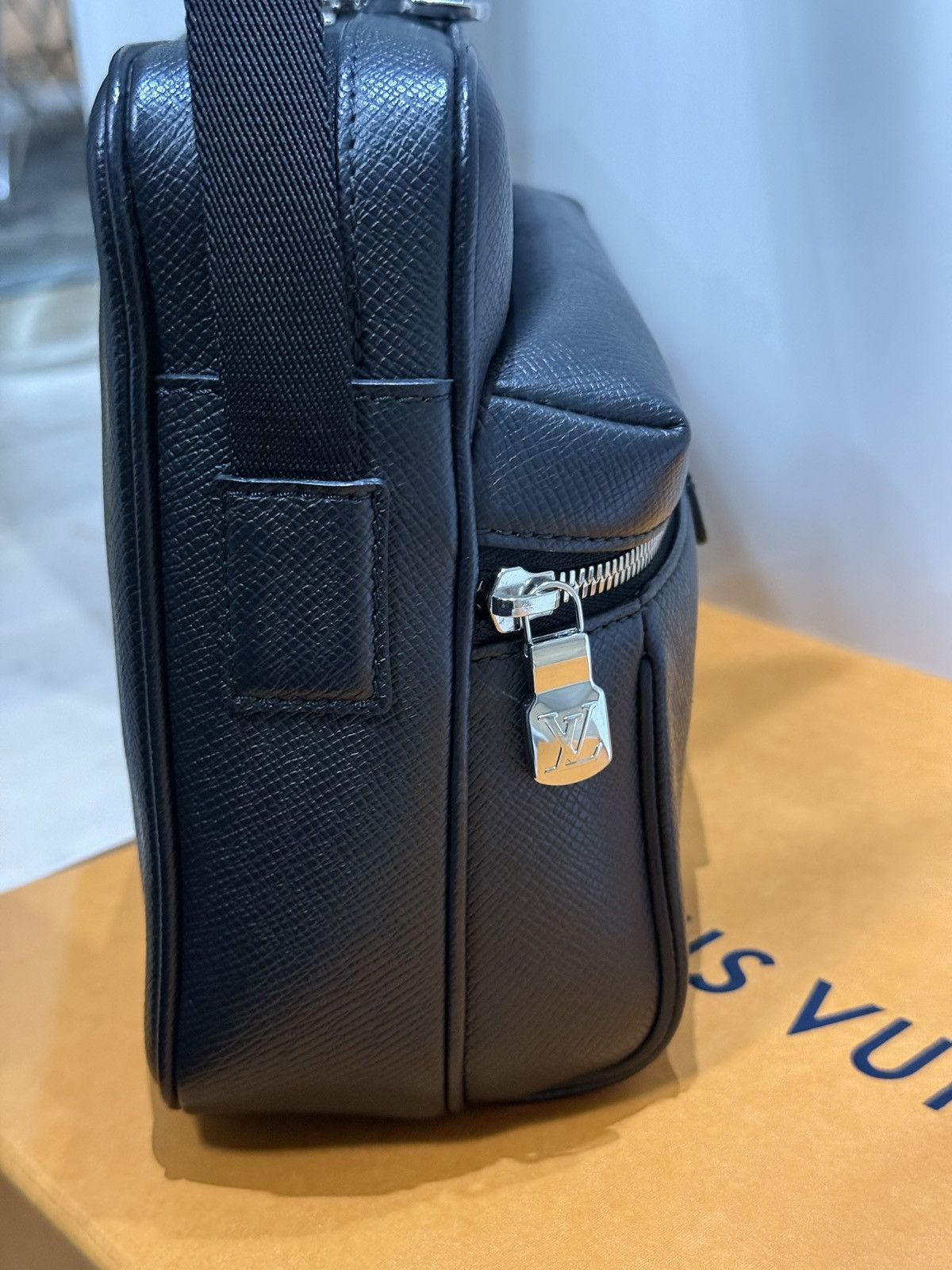 Louis Vuitton Louis Vuitton Outdoor Messenger PM Taiga Noir Size ONE SIZE - 3 Thumbnail