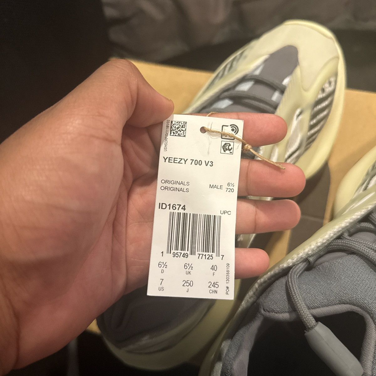 Other YEEZY 700 V3 Fade Salt Size US 7 / EU 40 - 7 Thumbnail