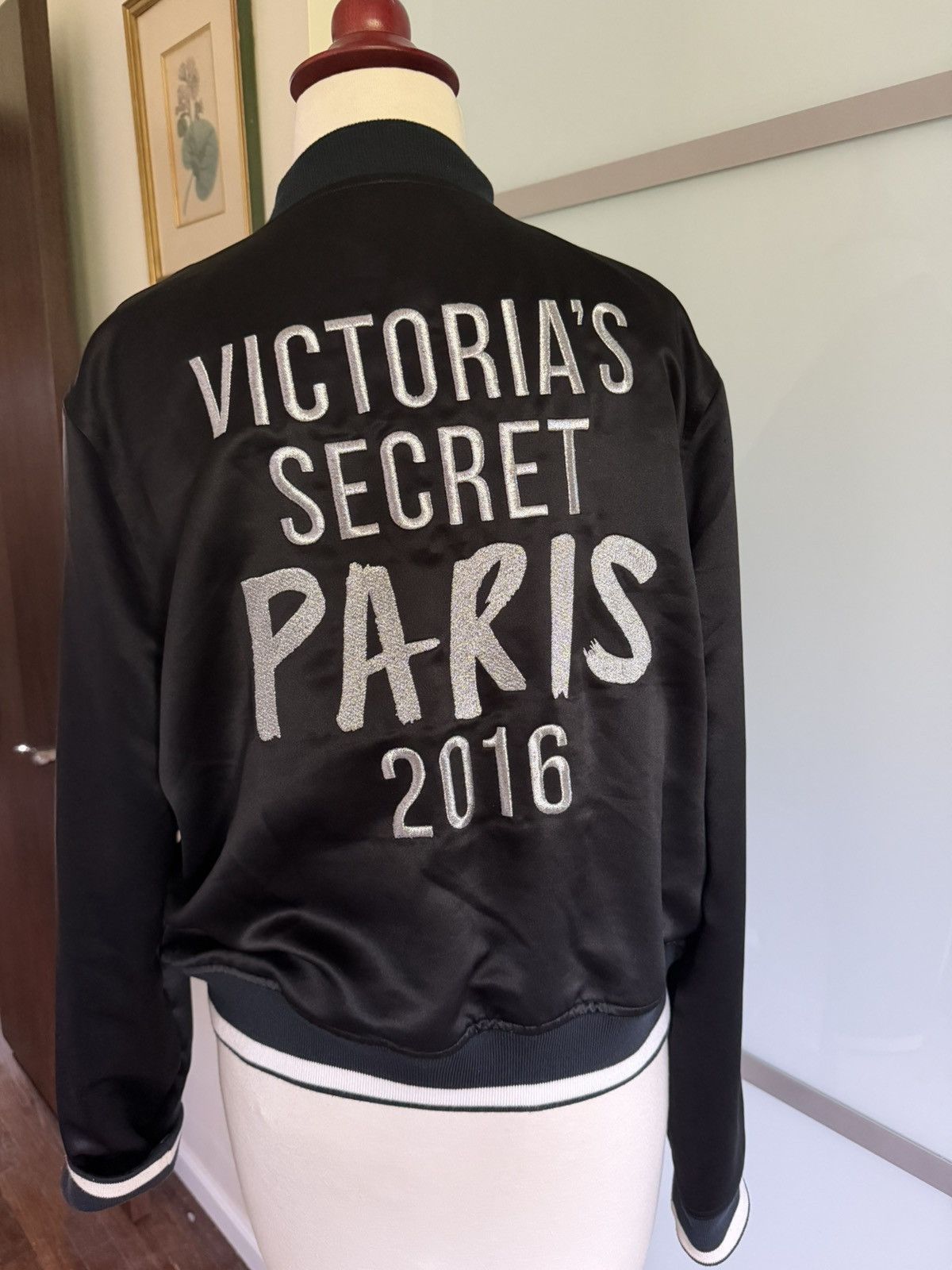 Victoria's Secret Victoria’s Secret 2016 Paris Black Satin Bomber Jacket L Size L / US 10 / IT 46 - 1 Thumbnail