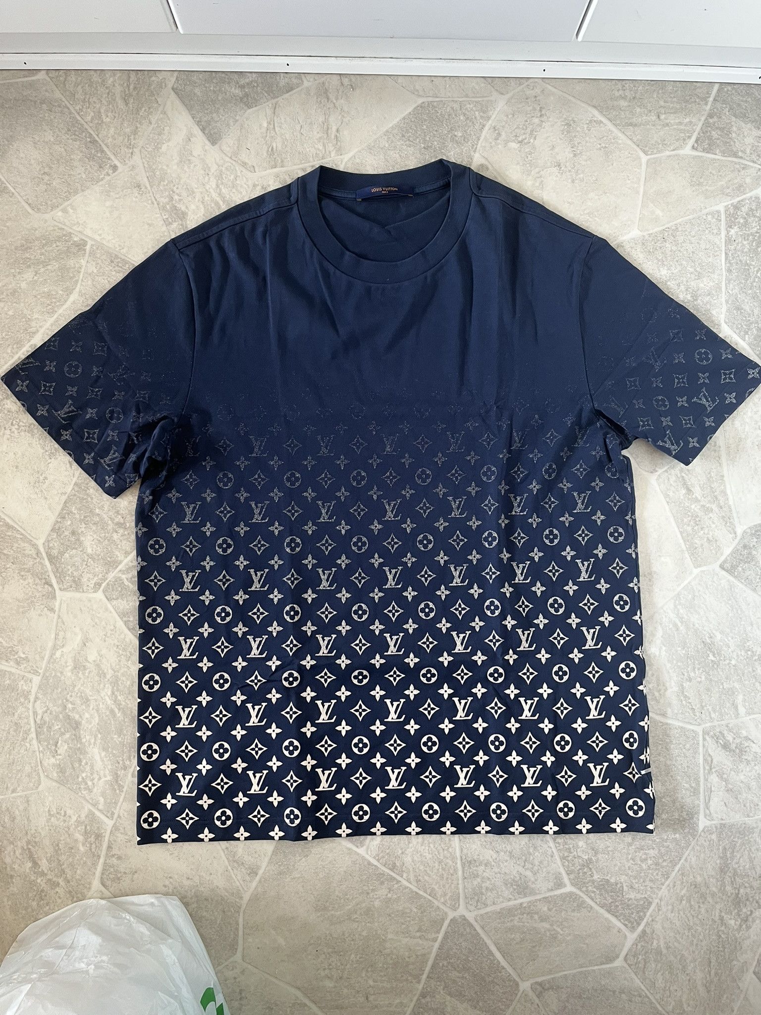 Louis Vuitton Louis Vuitton Monogram Gradient Dark Blue T-shirt Size US XXL / EU 58 / 5 - 2 Thumbnail