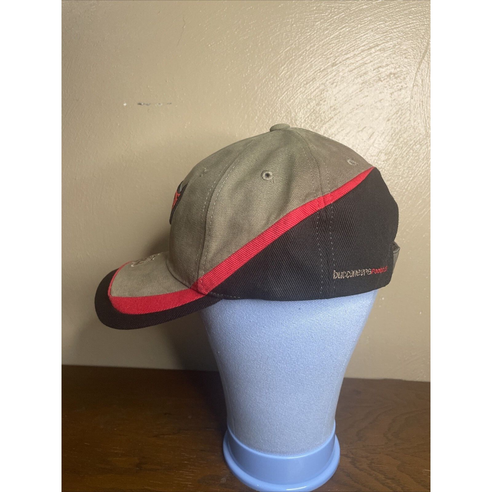 Reebok VTG Reebok Tampa Bay Buccaneers Adjustable NFL NWOT Size US L / EU 52-54 / 3 - 10 Thumbnail