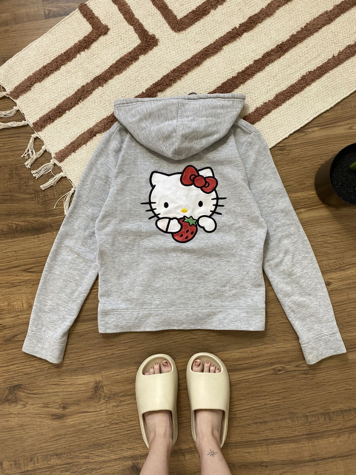 Cartoon Network 🍓HELLO KITTY STRAWBERRY ZIP HOODIE🍓 Size S / US 4 / IT 40 - 1 Thumbnail