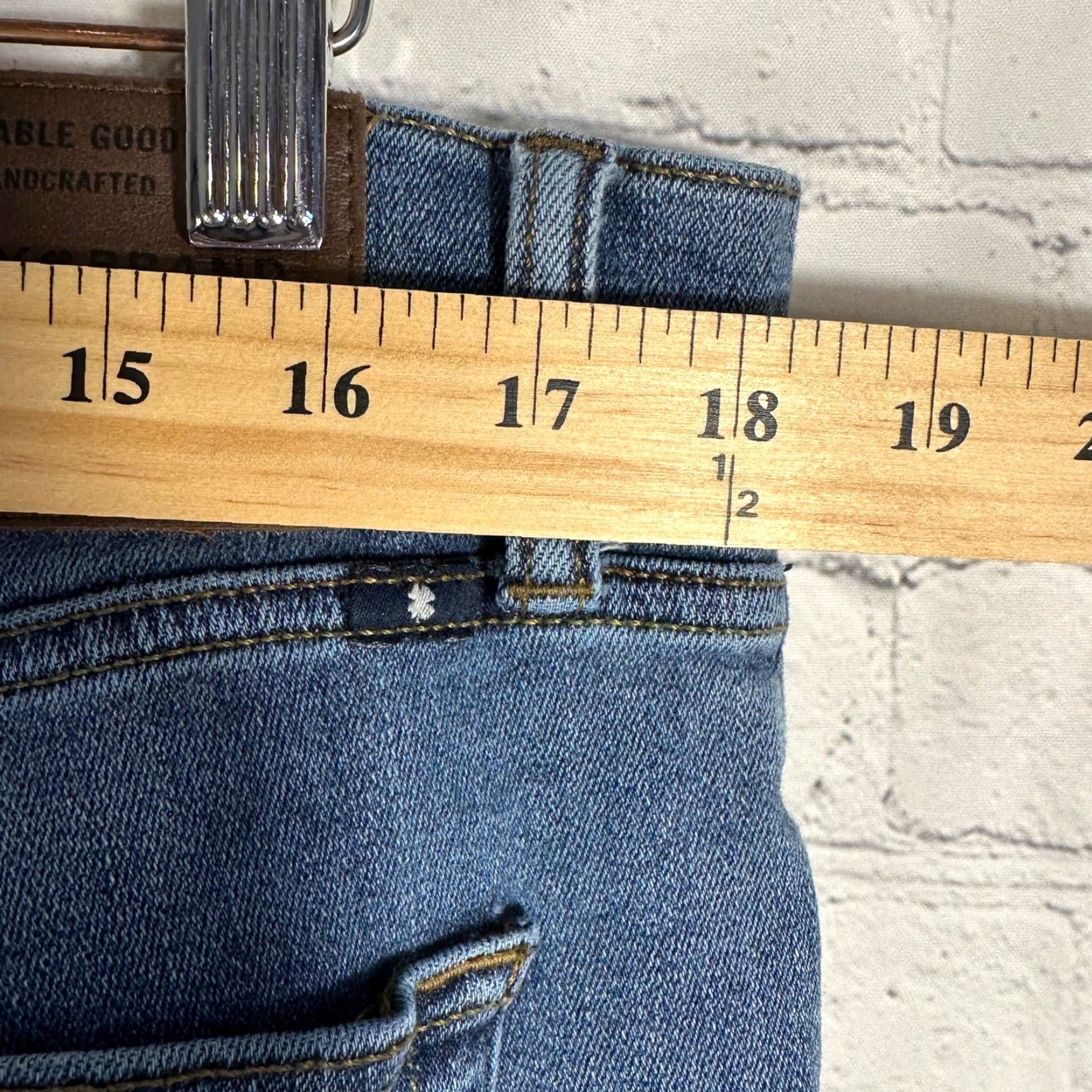 Lucky Brand Lucky Brand Mens Jeans Straight Leg Medium Wash Blue Denim Size 36 x 32 Regular Rise 10-12 Inseam 32 Waist 36 Button Zip 5-Pocket Size US 36 / EU 52 - 6 Thumbnail