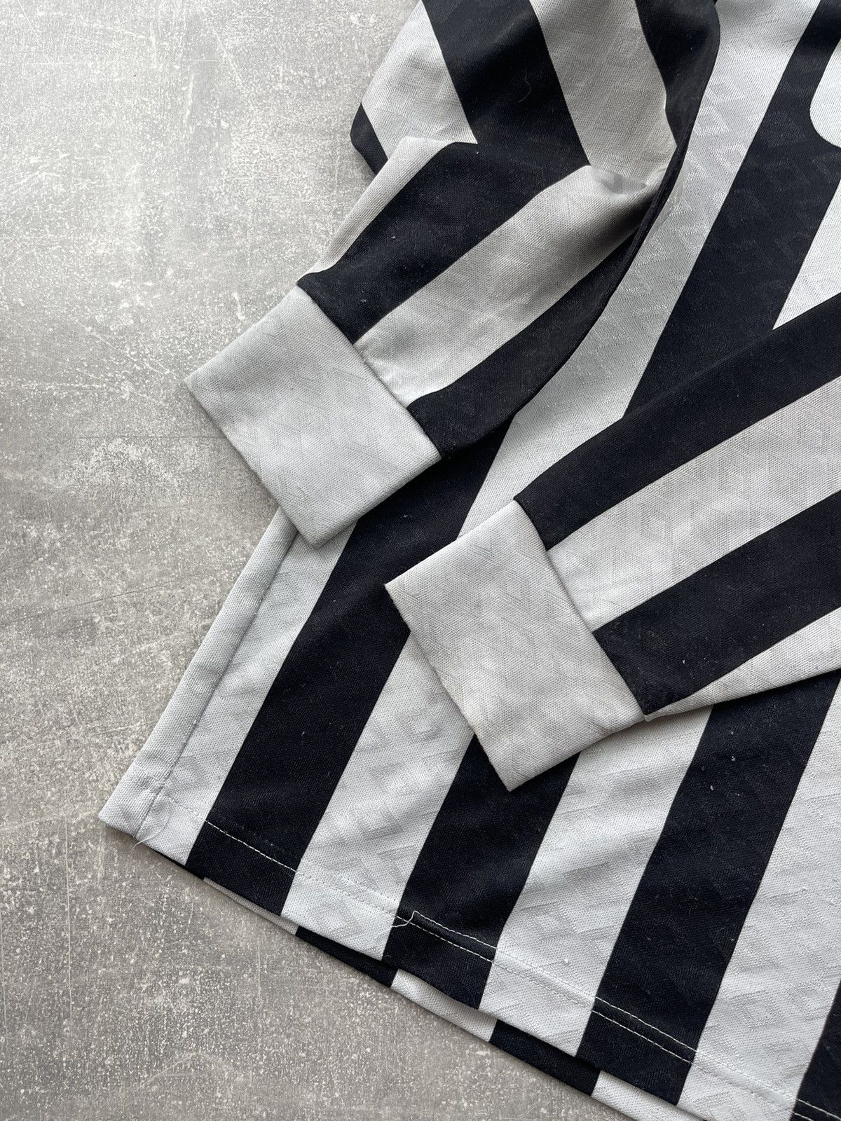 Vintage Vintage Juventus UPIM Long Sleeve Jersey 80s/90s Style Size US M / EU 48-50 / 2 - 7 Thumbnail