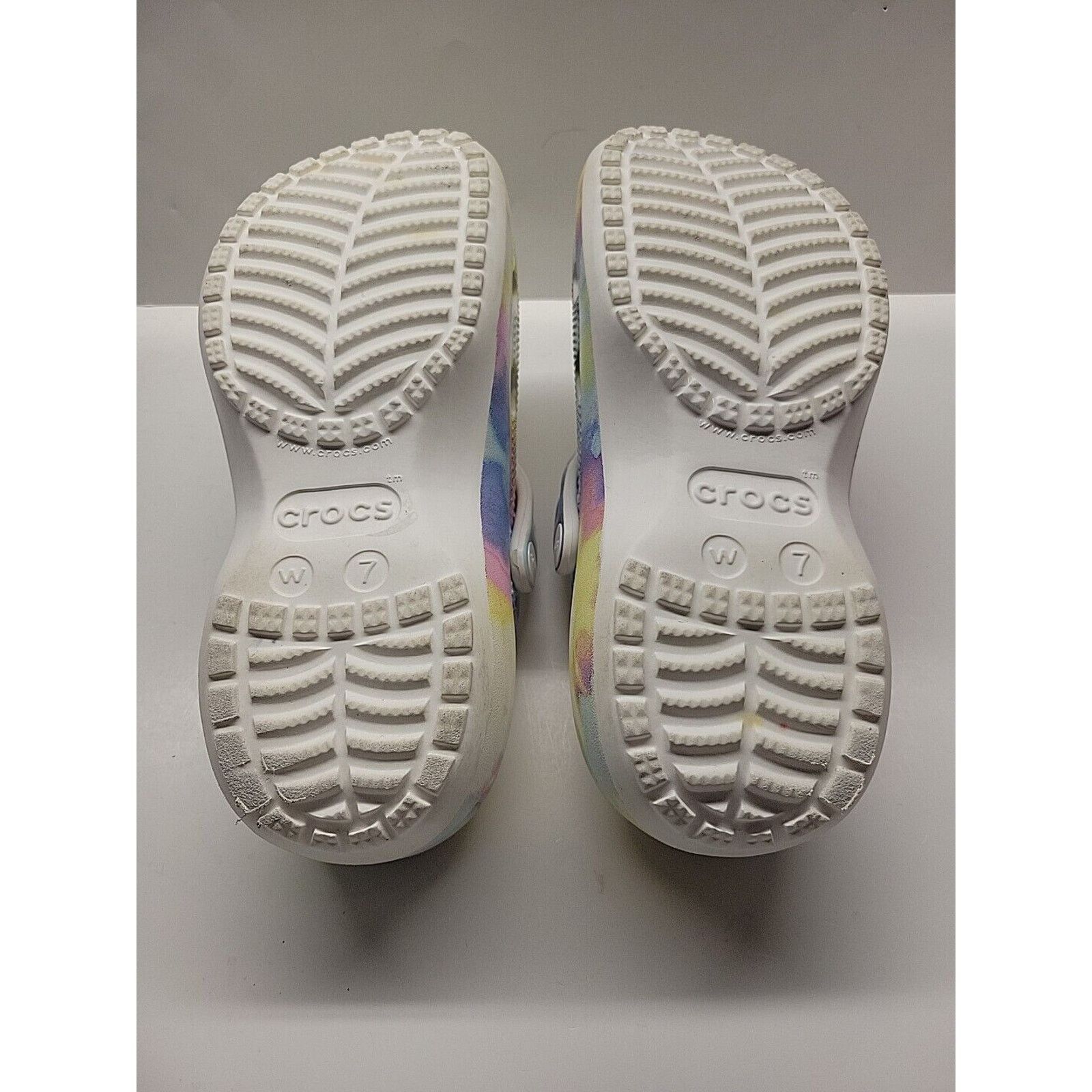 Crocs Crocs Classic Iconic Comfort Tie Dye Clogs Sz 7 Paris Charms Size US 7 / IT 37 - 9 Thumbnail