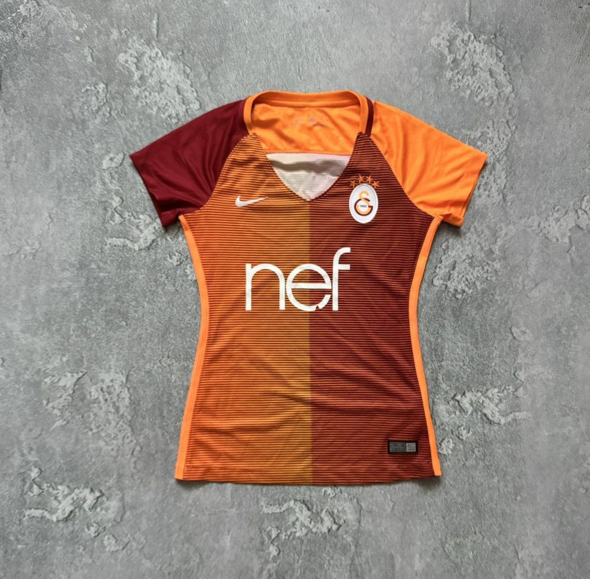 Nike × Vintage Nike galatasaray Wmns XS home jersey tee T-shirt 777112-630 Size XS / US 0-2 / IT 36-38 - 5 Thumbnail