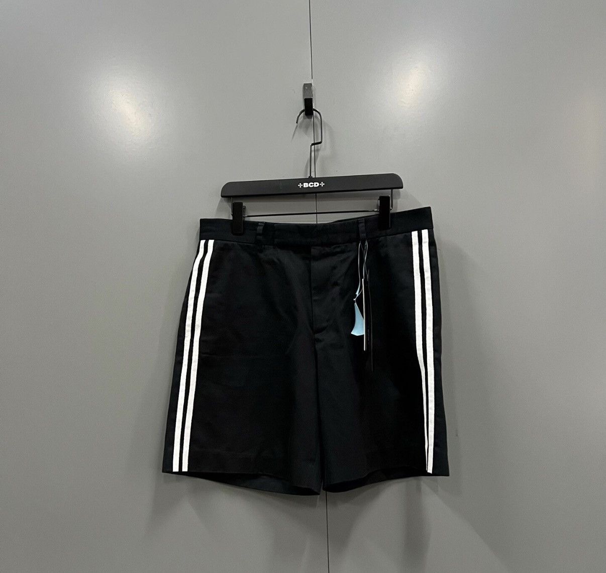 Gucci Gucci Side Stripe Shorts J41 Size US 34 / EU 50 - 1 Thumbnail