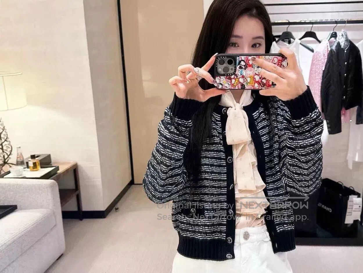 Chanel classic black and white knitted cardigan. Size US M / EU 48-50 / 2 - 3 Thumbnail
