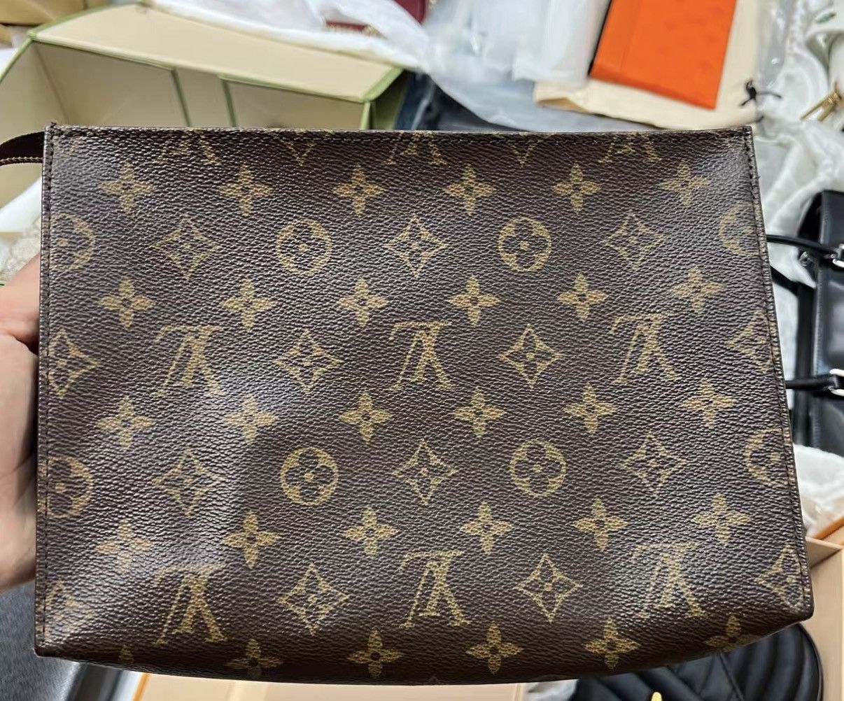 Louis Vuitton Louis Vuitton Monogram Pouch 26 J42 Size ONE SIZE - 1 Thumbnail