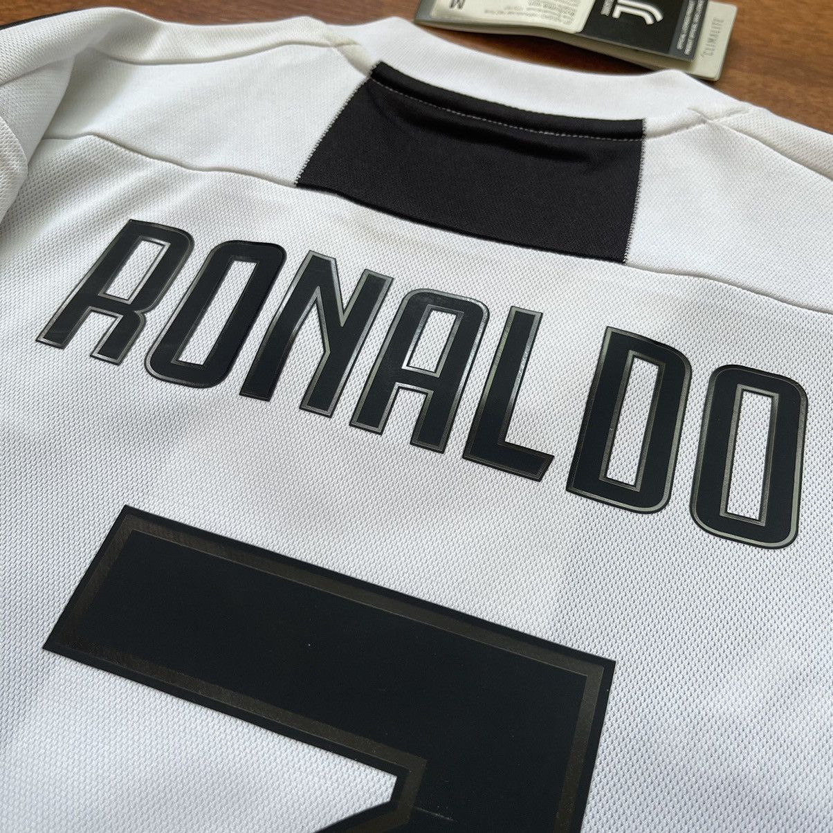 Adidas JUVENTUS ADIDAS 2018/2019 FOOTBALL HOME JERSEY #7 RONALDO Size US M / EU 48-50 / 2 - 14 Thumbnail