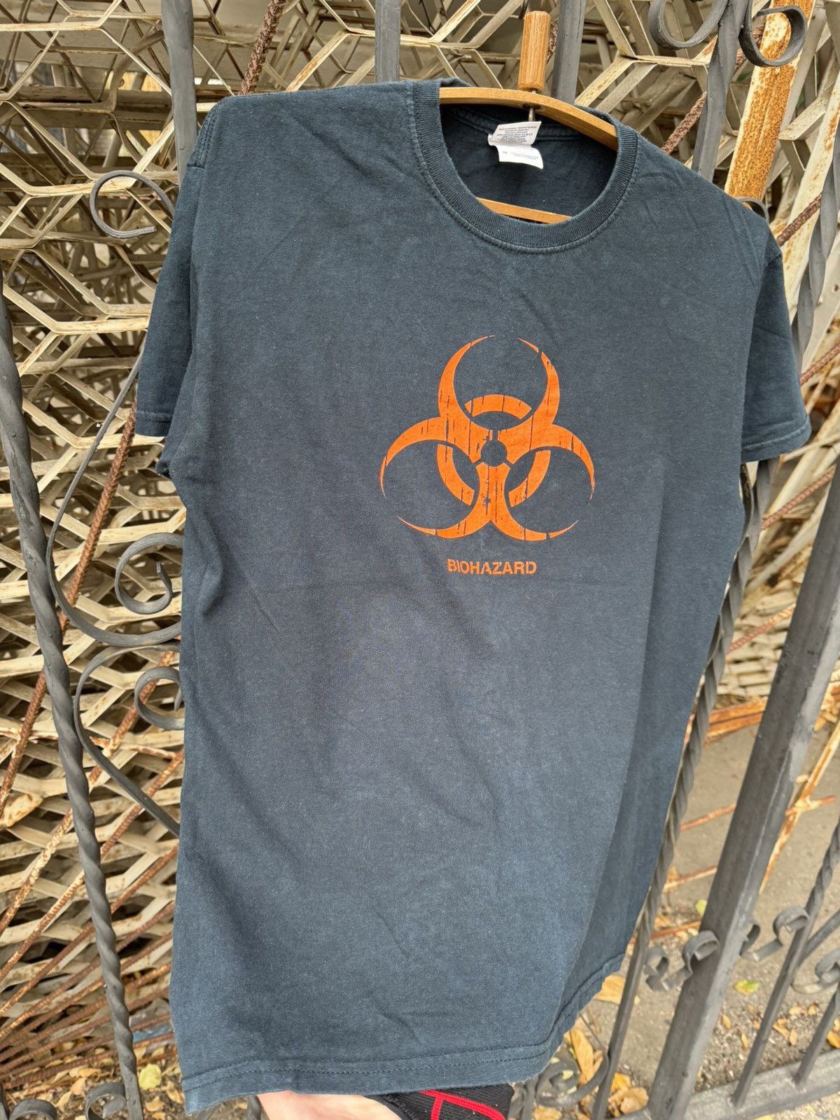 Band Tees × Vintage Vintage 2000s Biohazard Washed T Shirt Y2K Size US M / EU 48-50 / 2 - 7 Thumbnail