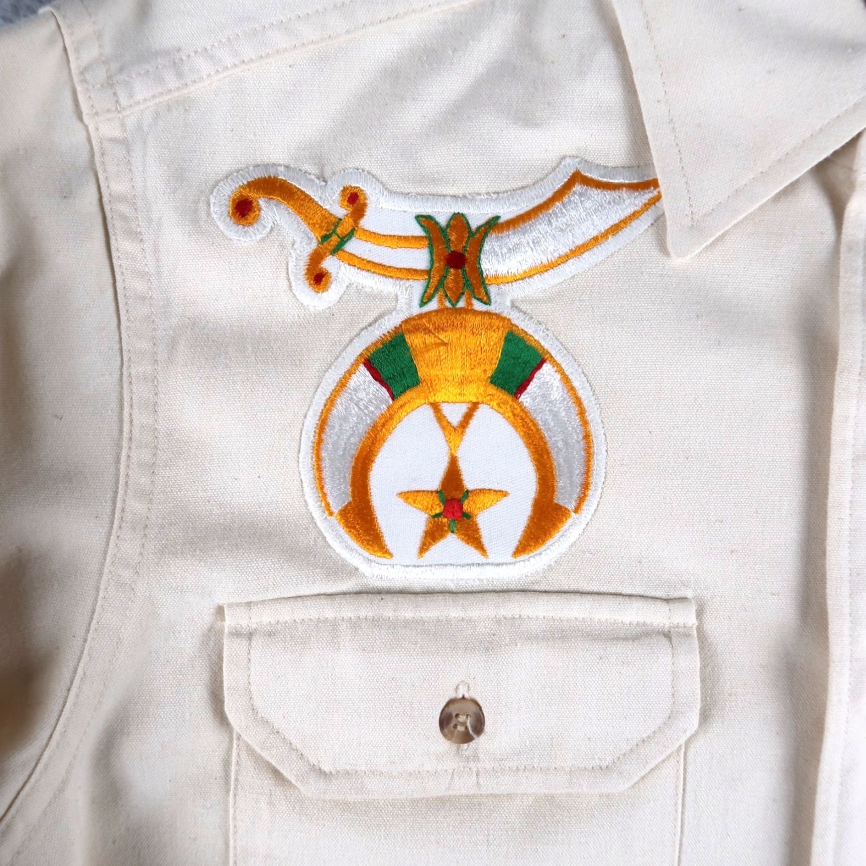 Banana Republic VINTAGE Banana Republic Shrine Club Shriners Patch Button Shirt Sz M Ivory 80s 70s Mens T-Shirt Cotton Collared Button Front Solid Pattern - 1980s Size US M / EU 48-50 / 2 - 4 Thumbnail
