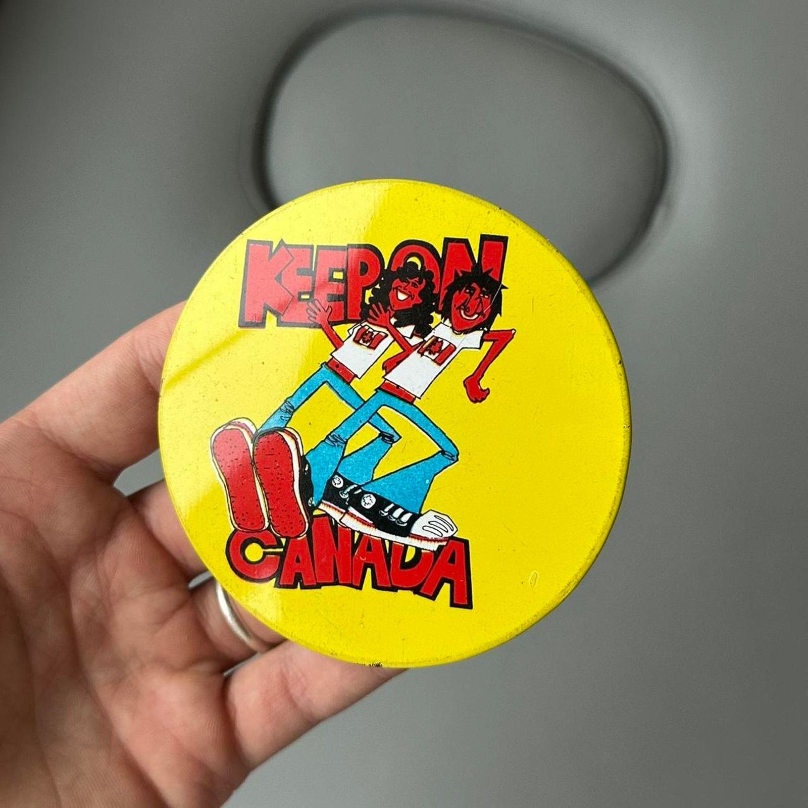 Vintage Vintage 60s 70s Cartoon Big Round Yellow Metal Button Pin Size ONE SIZE - 5 Thumbnail