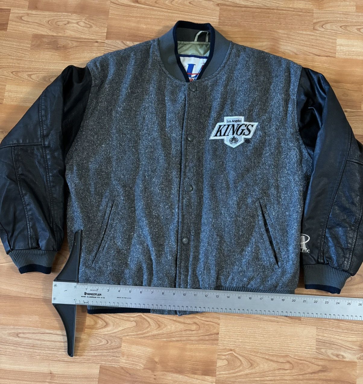 Logo Athletic LA Kings logo athletics Sz m vintage leather wool bomber Size US M / EU 48-50 / 2 - 2 Thumbnail