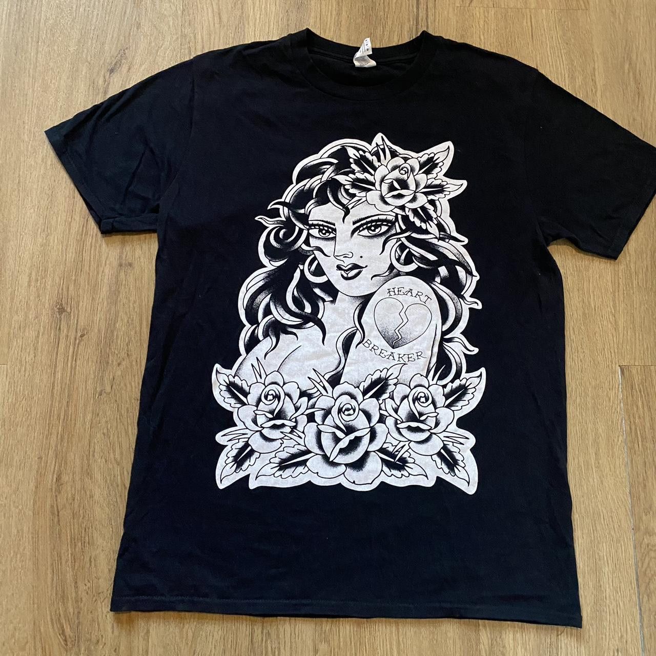 Gildan Black and white EdHardy Roses Tatto hot pretty girl Size US M / EU 48-50 / 2 - 1 Thumbnail