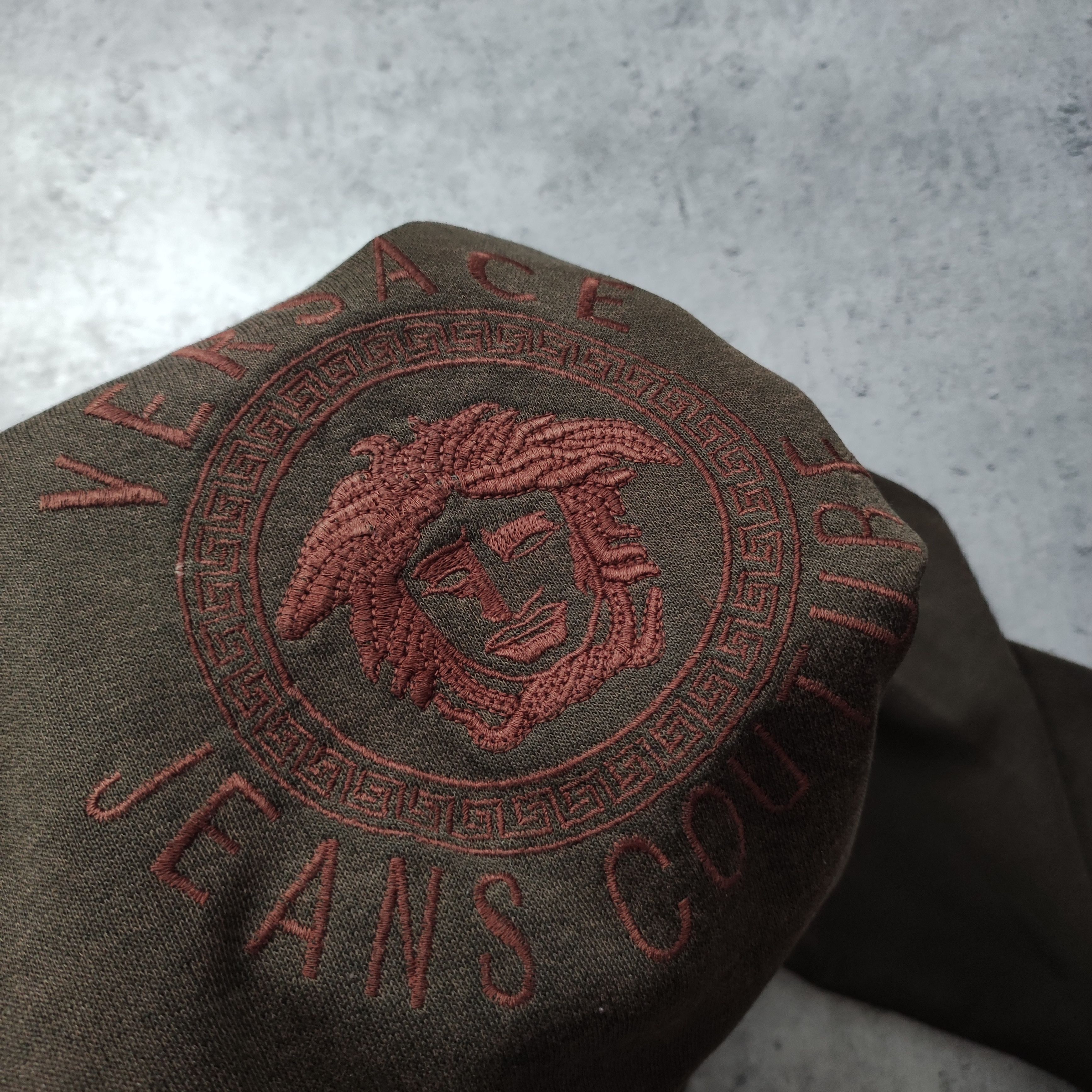 Versace × Versace Jeans Couture × Vintage RARE 90s Spelout Versace Medusa Head Brown Sweatshirt Size US M / EU 48-50 / 2 - 6 Thumbnail