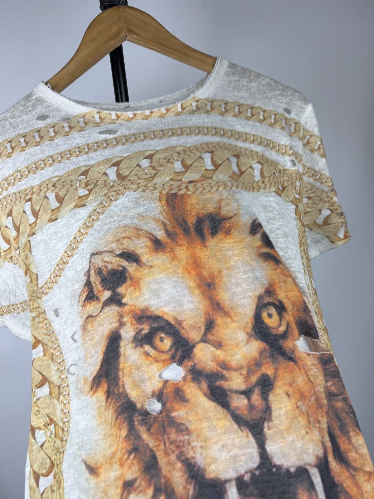 Japanese Brand Retro 00s Distressed Lion Chain Print T-Shirt Gold Baroque Size US M / EU 48-50 / 2 - 8 Thumbnail