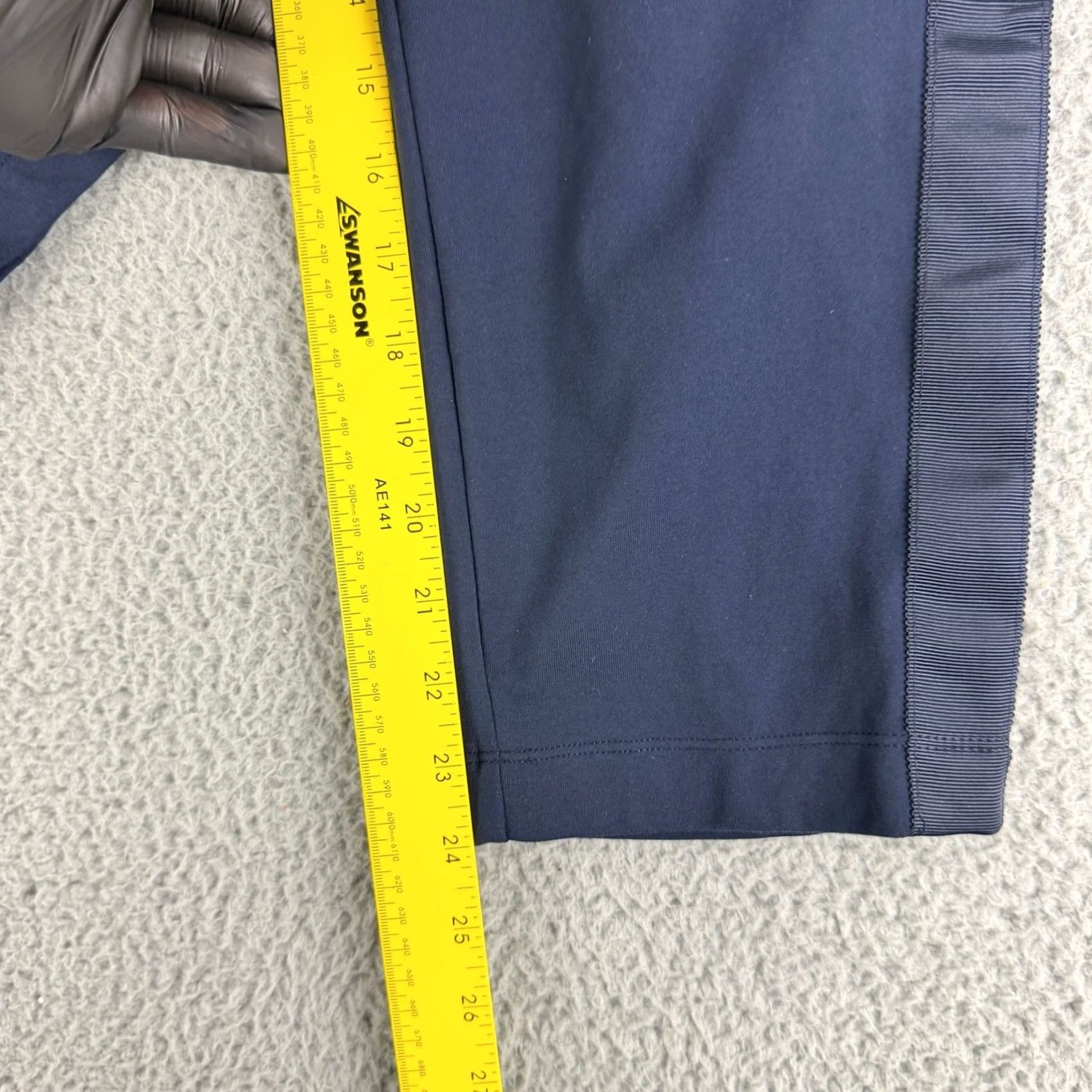 Athleta Athleta Track Pants Womens Large Navy Blue Satin Side Stripe Drawstring Pants Athletic Womens L Navy Satin Side Stripe Drawstring Size 24" / US 00 / IT 34 - 6 Thumbnail
