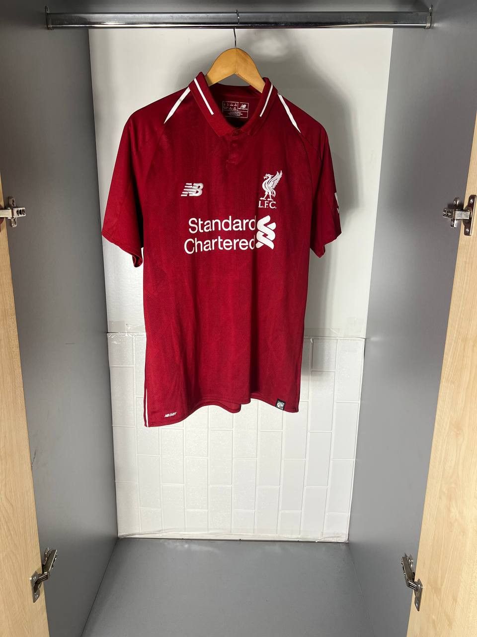 New Balance VINTAGE NEW BALANCE FC LIVERPOOL ENGLAND SOCCER JERSEY RETRO Size US L / EU 52-54 / 3 - 4 Thumbnail