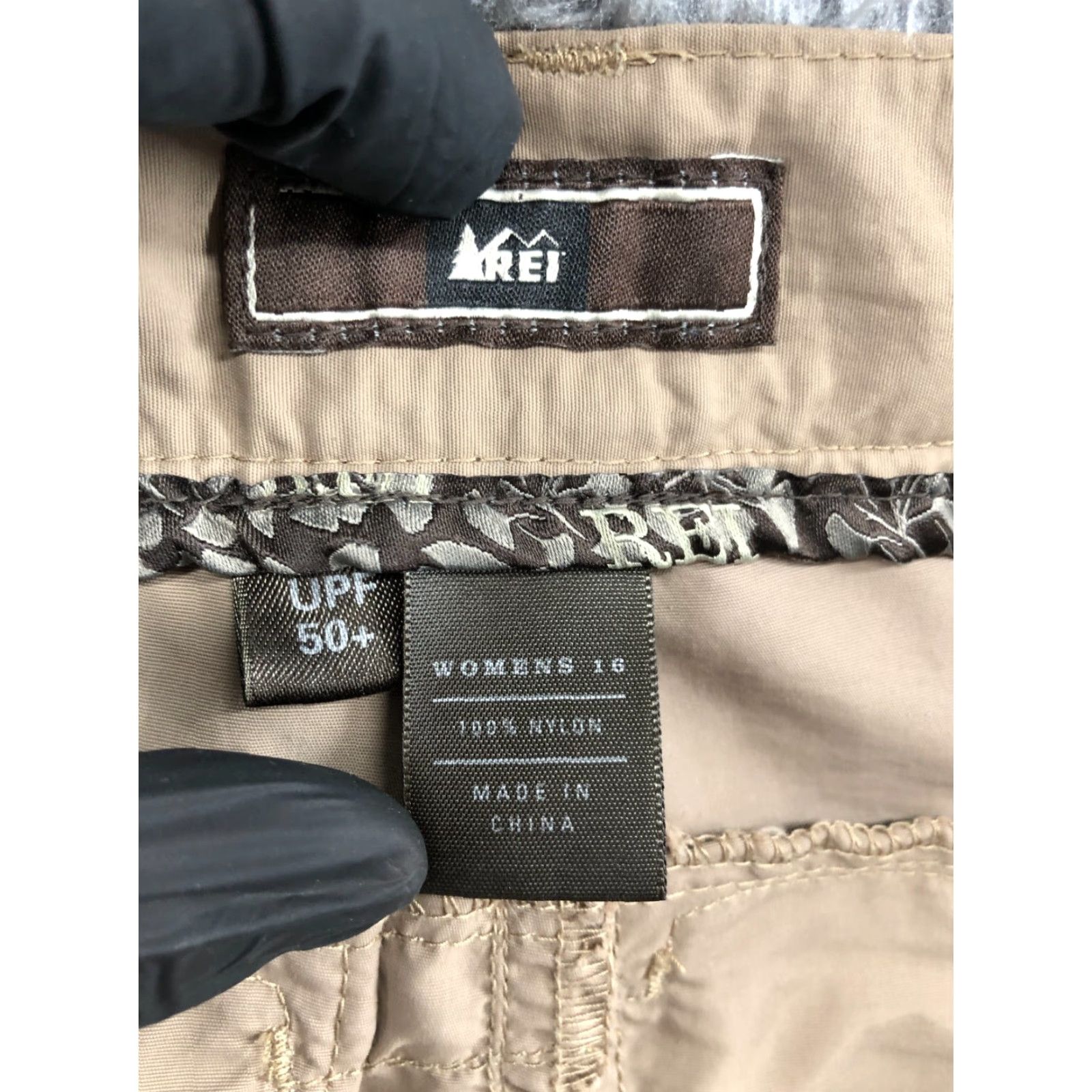 Vintage REI Womens Cargo Shorts Beige 16 UPF 50+ Denim Cotton Mid Rise 5-Pocket Hiking Outdoor Casual Size 38" / US 16 / IT 52 - 7 Thumbnail