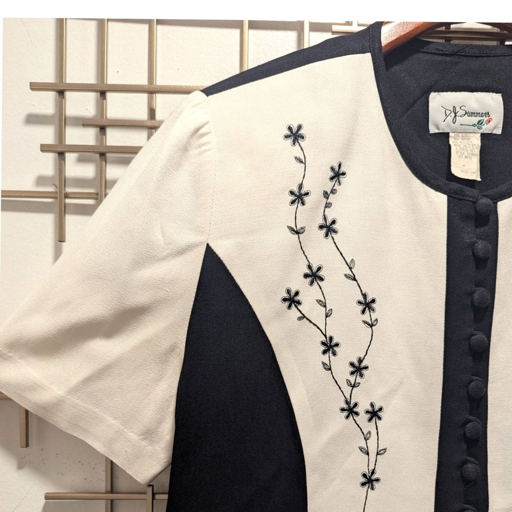 Vintage VINTAGE D.J. Summers Blouse Top Women's 14P Short Sleeve Button Front Floral Embroidered Puff Sleeve Round Neck Black/Ivory Size XL / US 12-14 / IT 48-50 - 3 Thumbnail