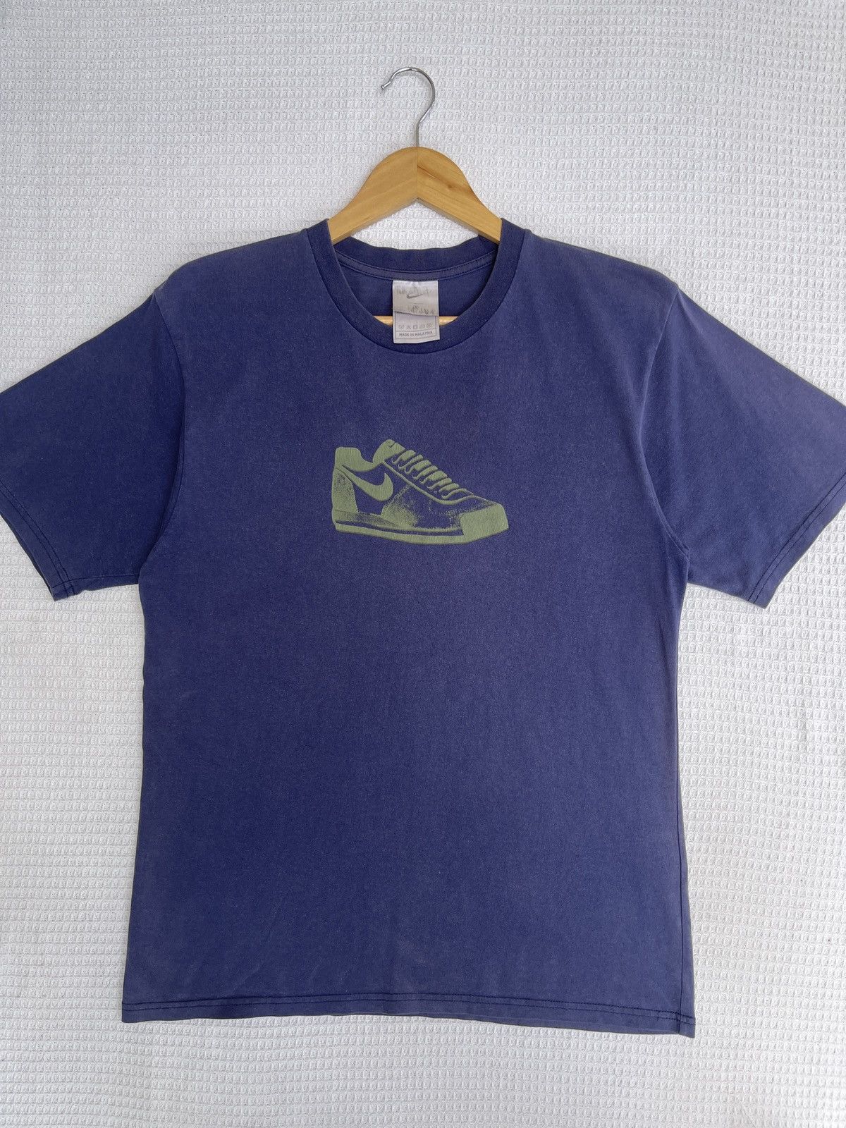 Vintage Last Drop🔥Rare🔥Vintage Nike Swoosh Shoes Logo T-Shirt Size US M / EU 48-50 / 2 - 9 Thumbnail