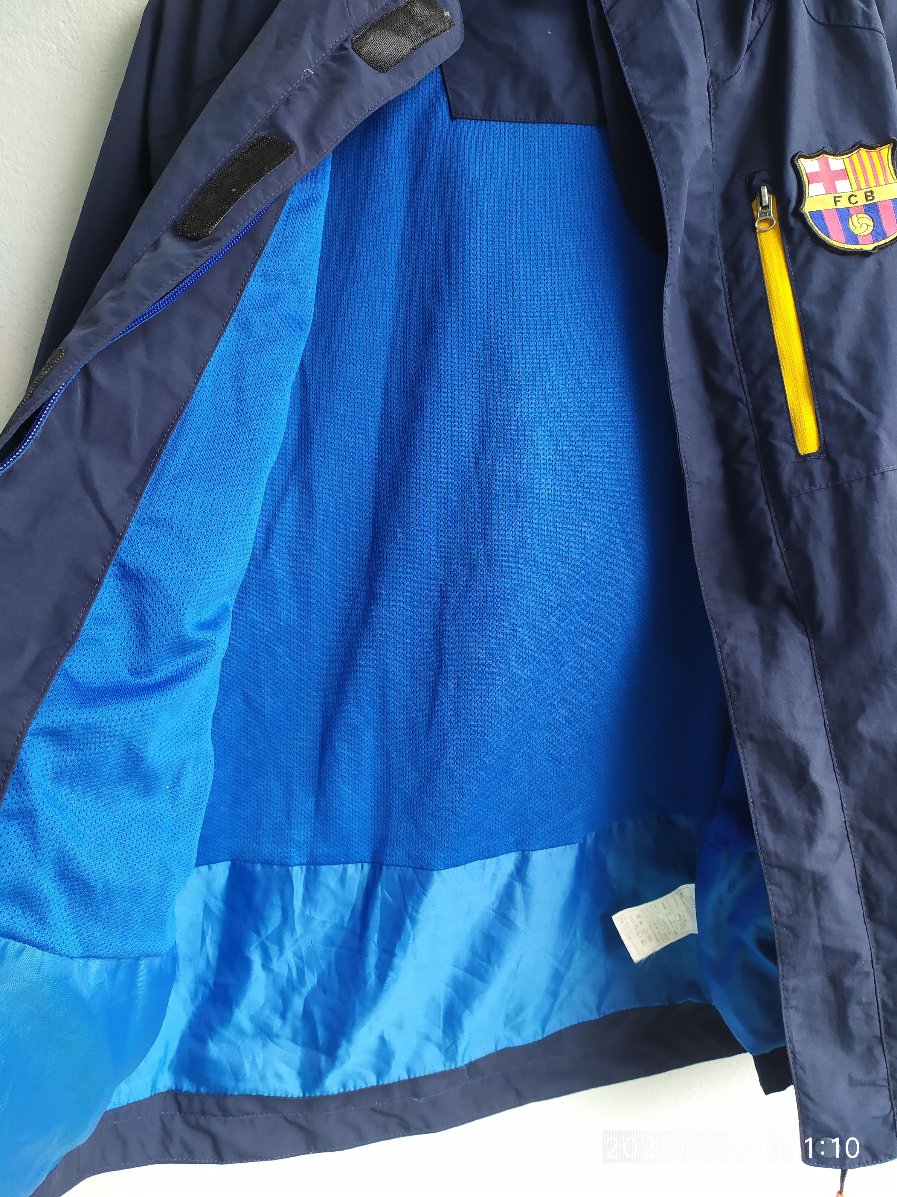 Vintage Vintage FC Barcelona windbreaker Jacket Size US L / EU 52-54 / 3 - 5 Thumbnail