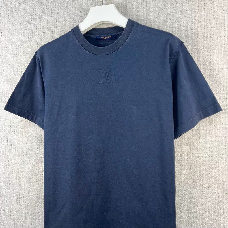Louis Vuitton Louis Vuitton Solid Embossed Logo Crew Neck Short Sleeves Size US L / EU 52-54 / 3 - 2 Thumbnail