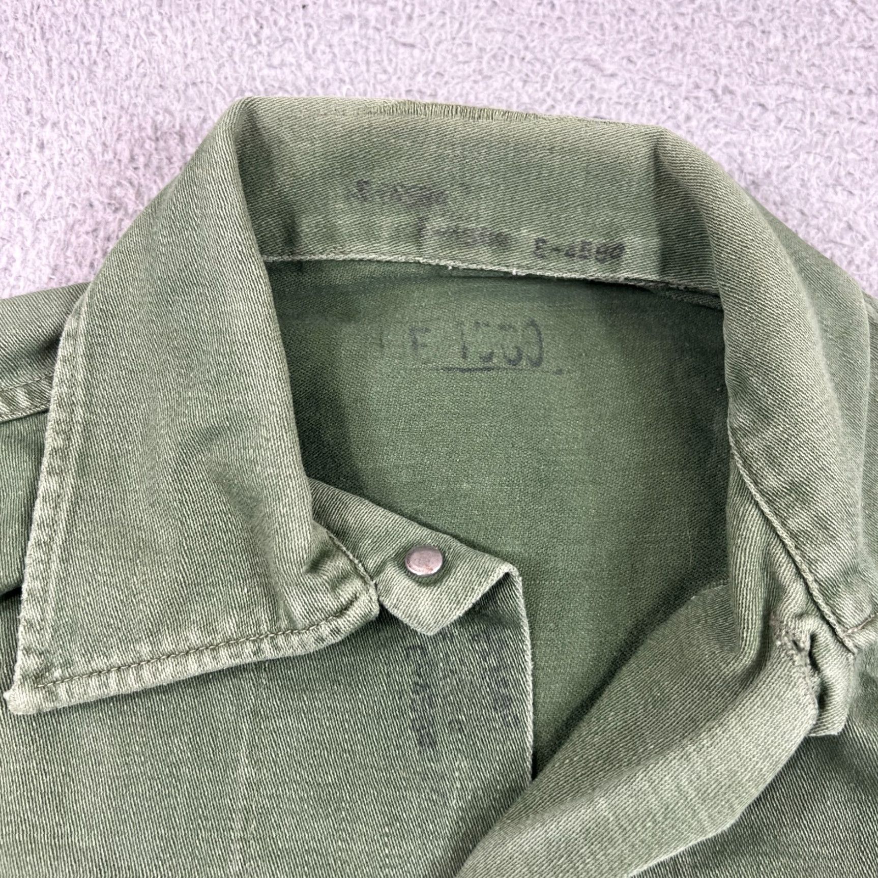 Vintage VINTAGE US Army Jacket Shirt Small Green 40s 50s 60s Navy Button-Up Twill Cotton Long Sleeve Embroidered Distressed Fade Size US S / EU 44-46 / 1 - 7 Thumbnail