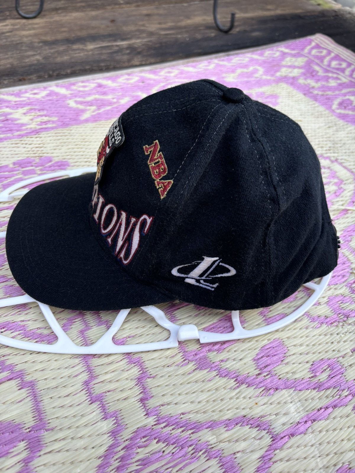 NBA × Vintage Chicago Bulls Vintage 1997 Championship Logo Snapback Size ONE SIZE - 3 Thumbnail