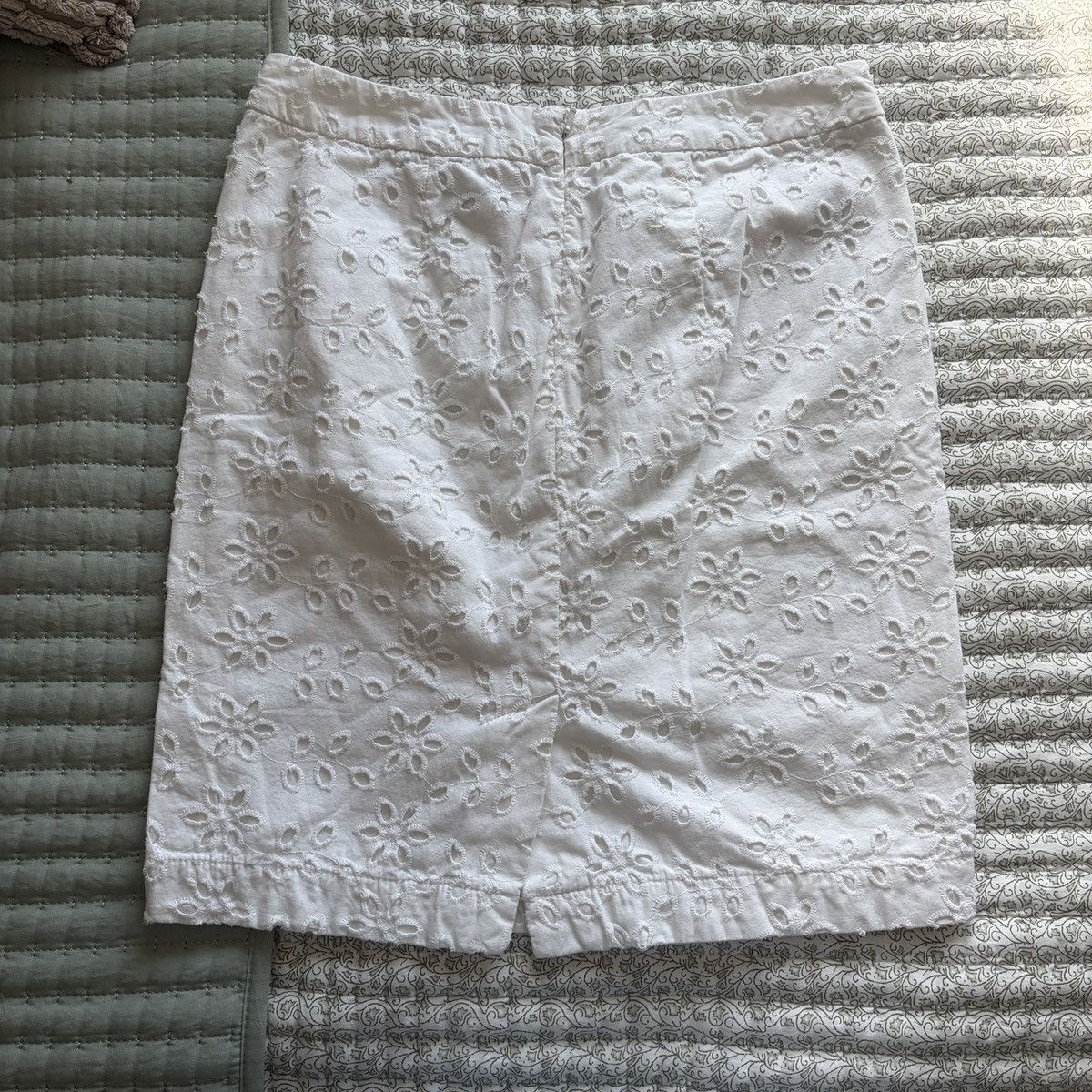 Old Navy Old navy eyelet white lace mini skirt Size 26" / US 2 / IT 38 - 2 Thumbnail