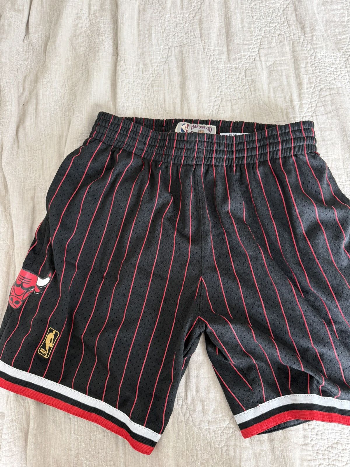 Mitchell & Ness 1996-1997 Chicago Bulls Shorts Size US 34 / EU 50 - 1 Thumbnail