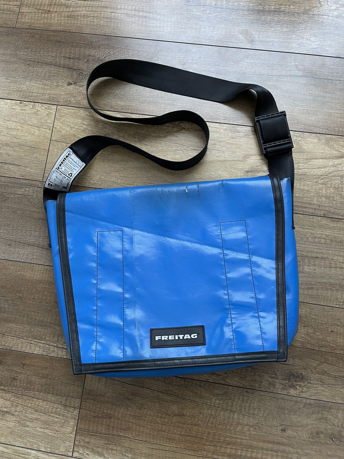 Sac Messenger Freitag Dexter – Dimensions 320 × 95 × 290 Mm, PVC Bleu, Neuf Avec étiquettes