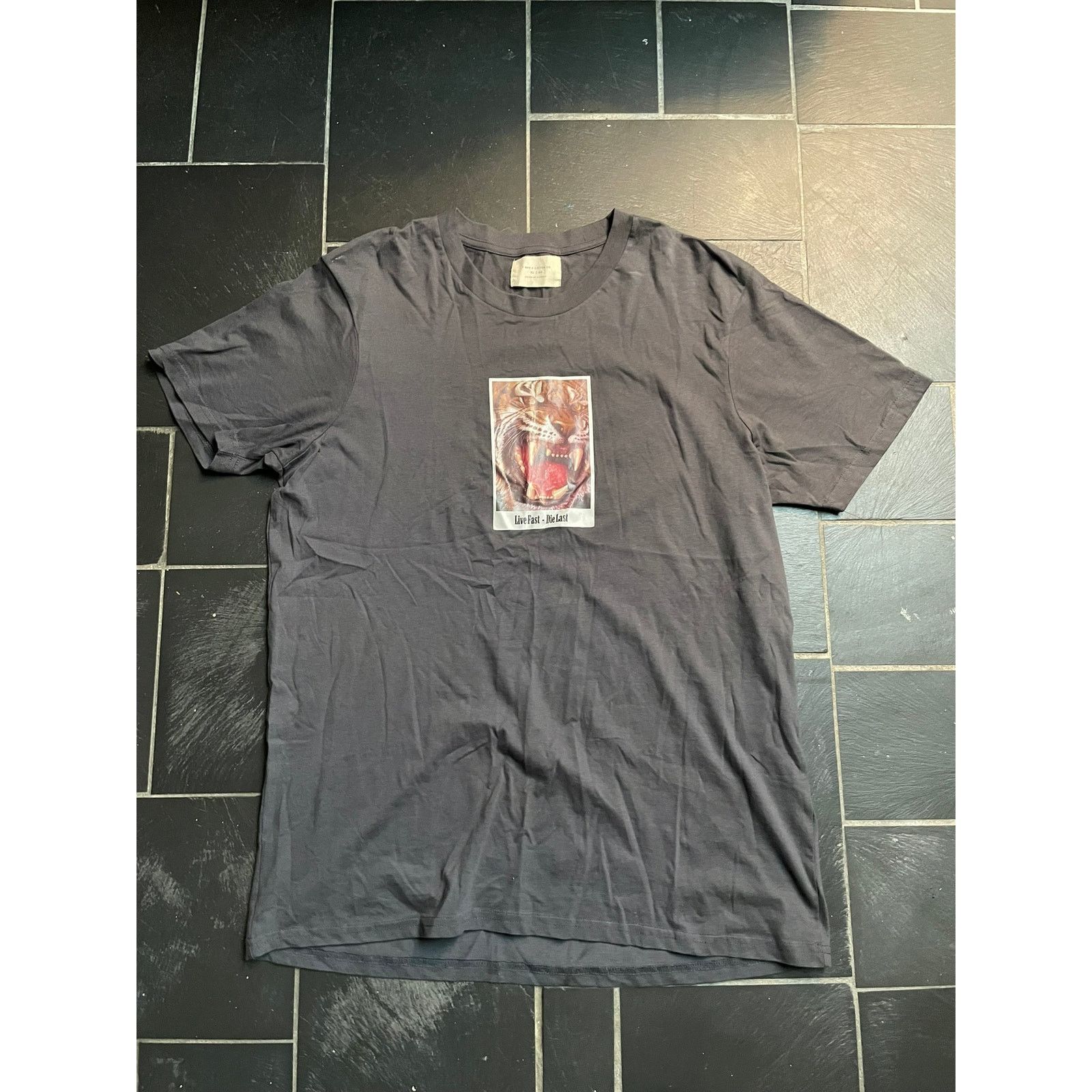 Cotton On Live Fast Die Last Tiger Graphic Tshirt Dark Gray Size US M / EU 48-50 / 2 - 2 Thumbnail
