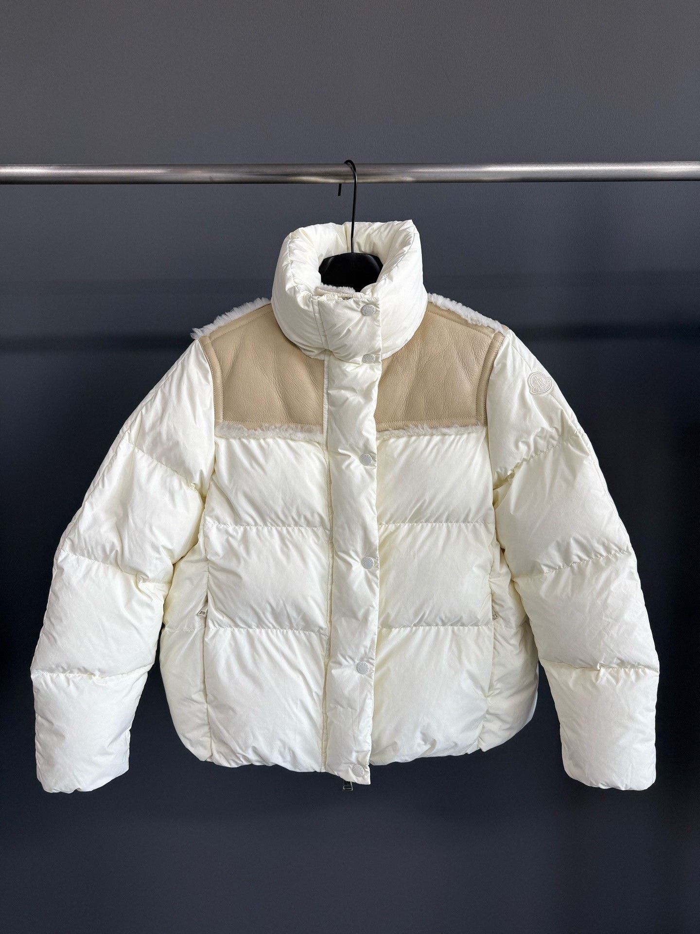 Moncler Moncler White Down Jacket M Women Size M / US 6-8 / IT 42-44 - 1 Thumbnail