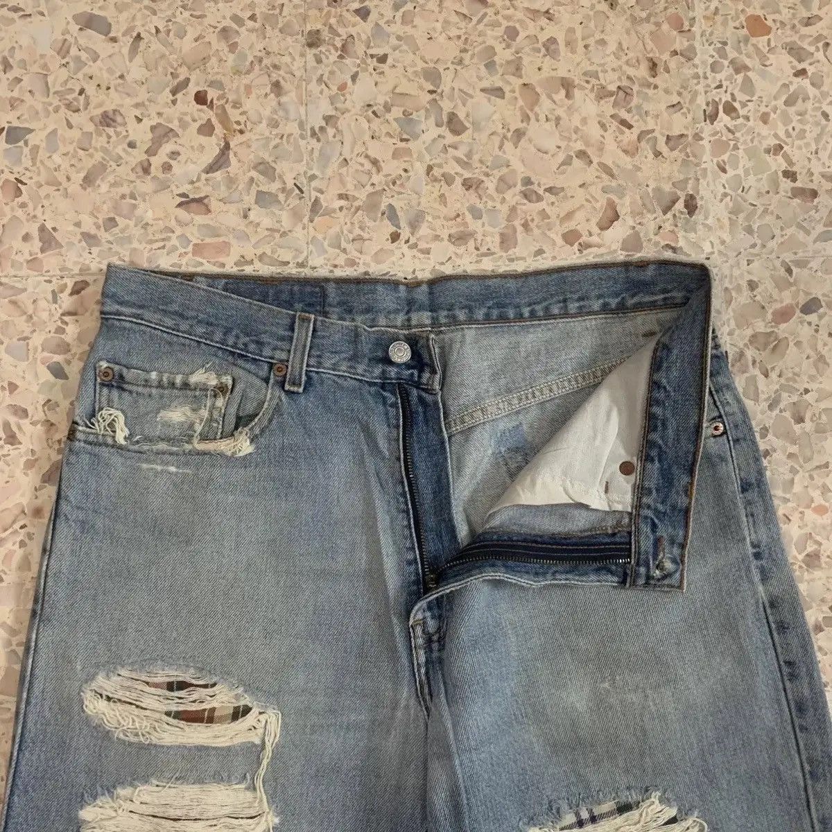 Levi's Levi’s 550 Jeans Ripped Denim Levis Light Wash Pants Size US 32 / EU 48 - 2 Thumbnail