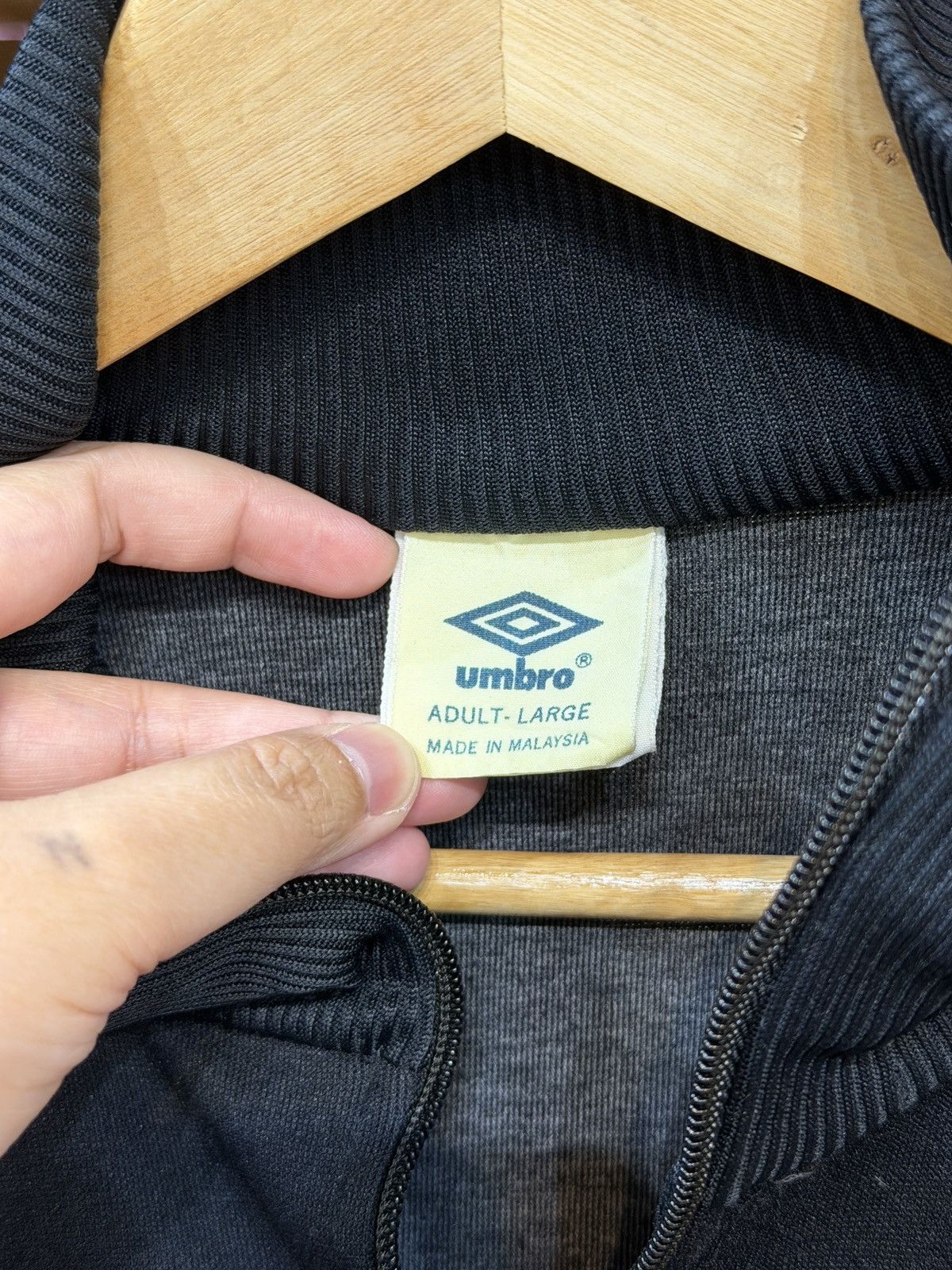 Umbro Vintage Umbro 00's Track Jacket Size US L / EU 52-54 / 3 - 7 Thumbnail
