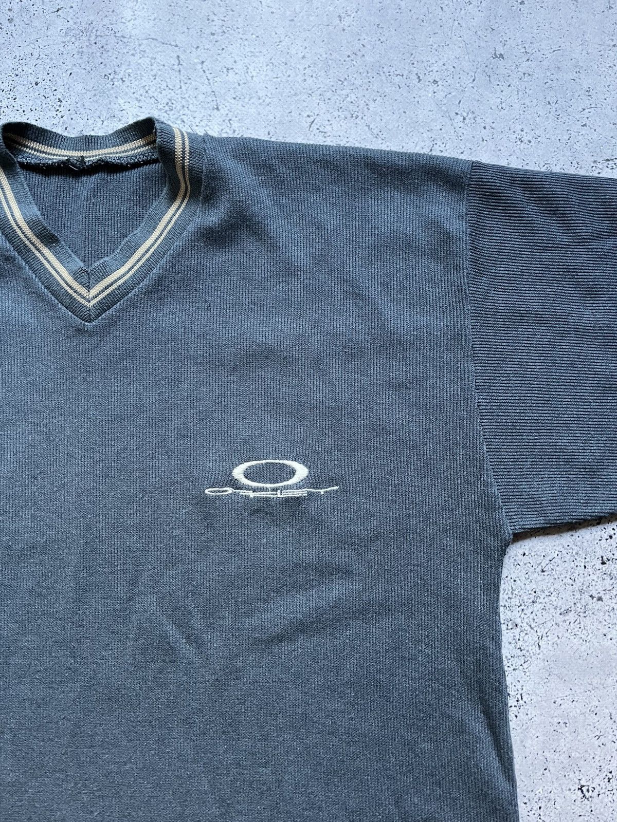 Vintage Vintage Oakley Rare T-shirt Embroidered Logo Tee Y2K USA Size US M / EU 48-50 / 2 - 1 Thumbnail