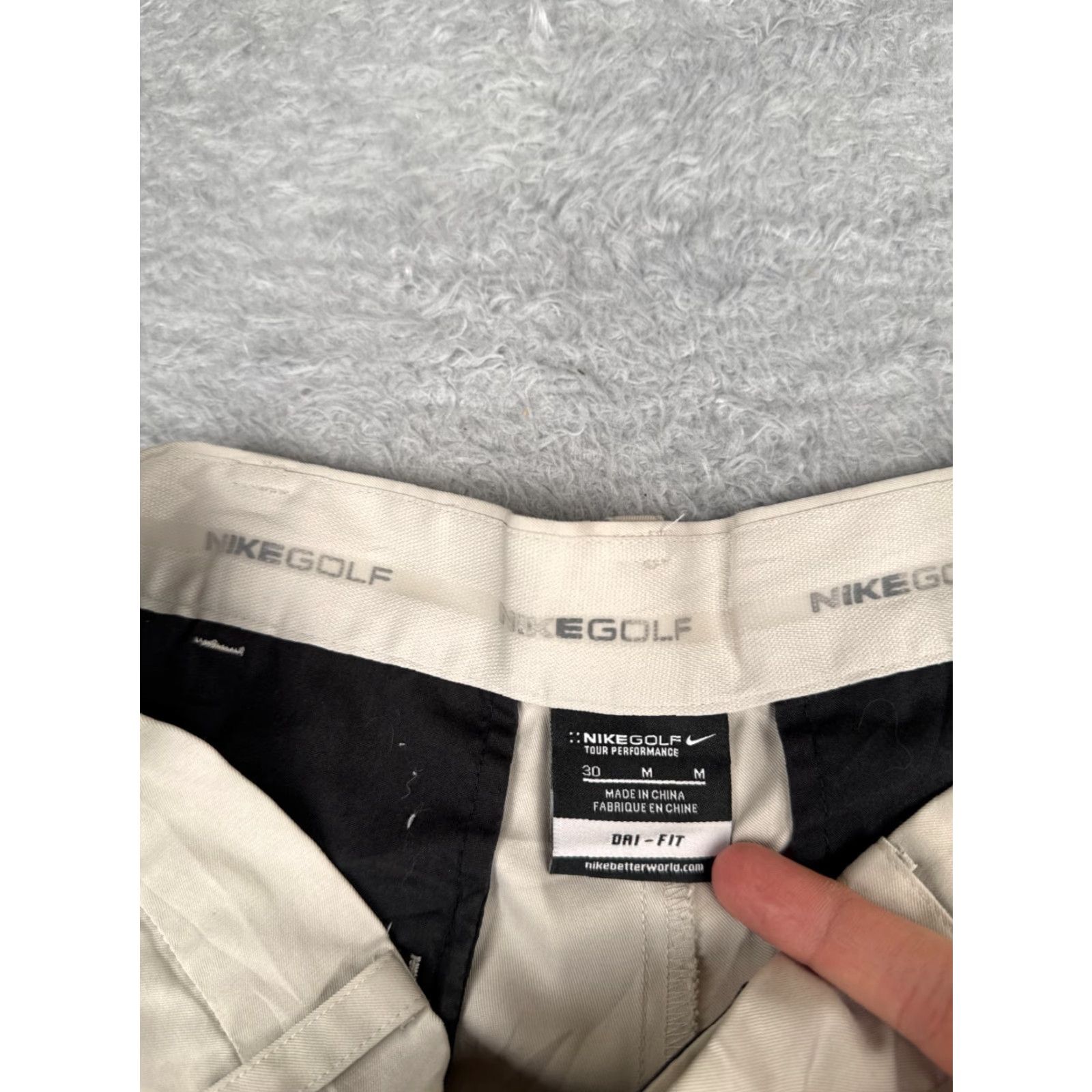 Nike Nike Shorts Mens 30 Beige Pleated Polyester Blend Golf Outdoor 30x11 Casual Activewear Travel Pockets Quick Dry Breathable Easy Care 90s? Wait. Size US 30 / EU 46 - 7 Thumbnail