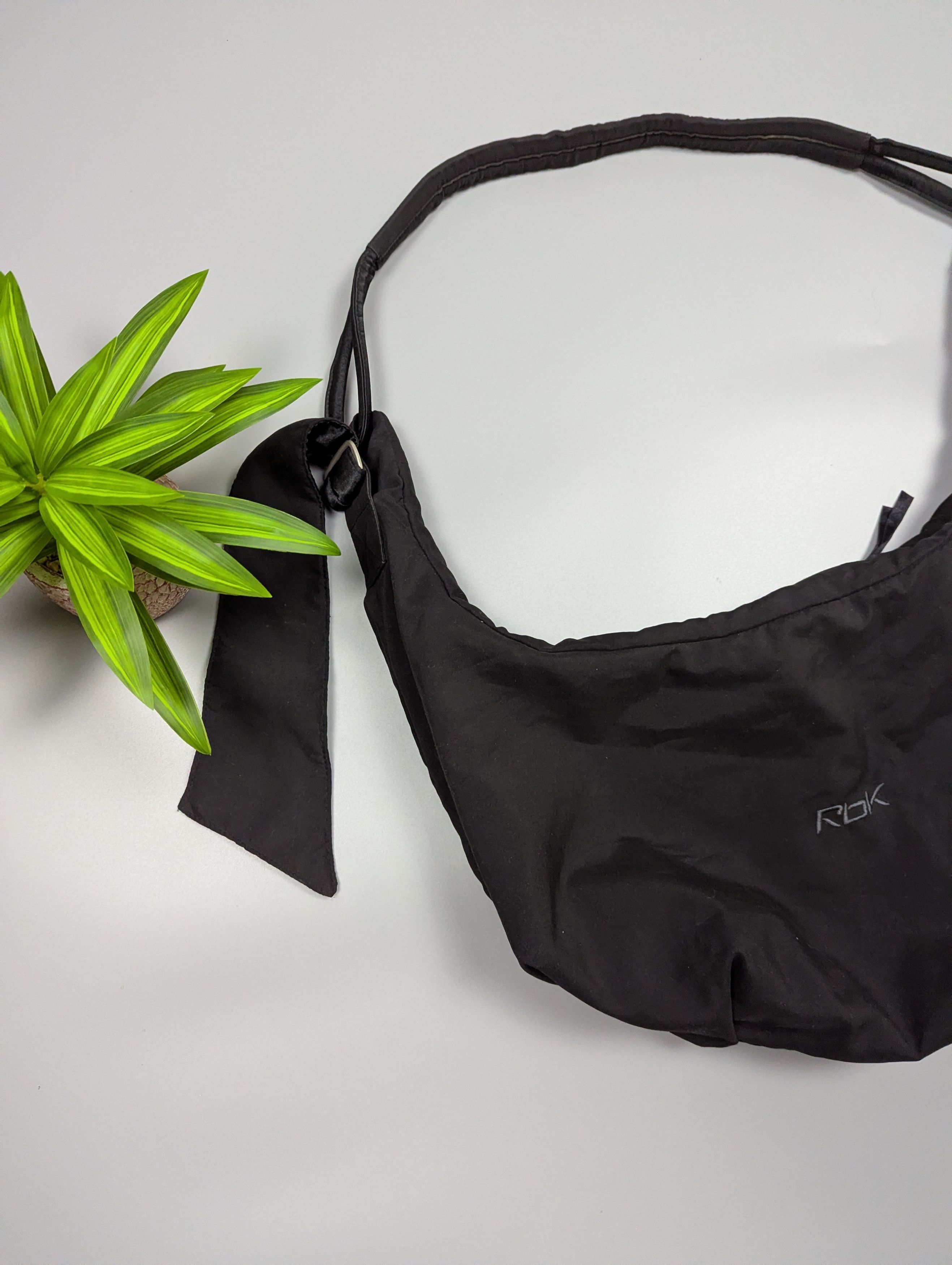 Reebok Y2K Reebok RBK Sling Crossbody Bag Black Minimalist Size ONE SIZE - 2 Thumbnail