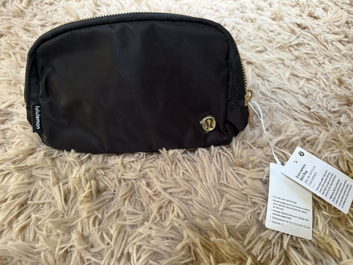 Lululemon NWT Lululemon Everywhere BeltBag/CrossbodyBag Wordmark Strap Size ONE SIZE - 2 Thumbnail