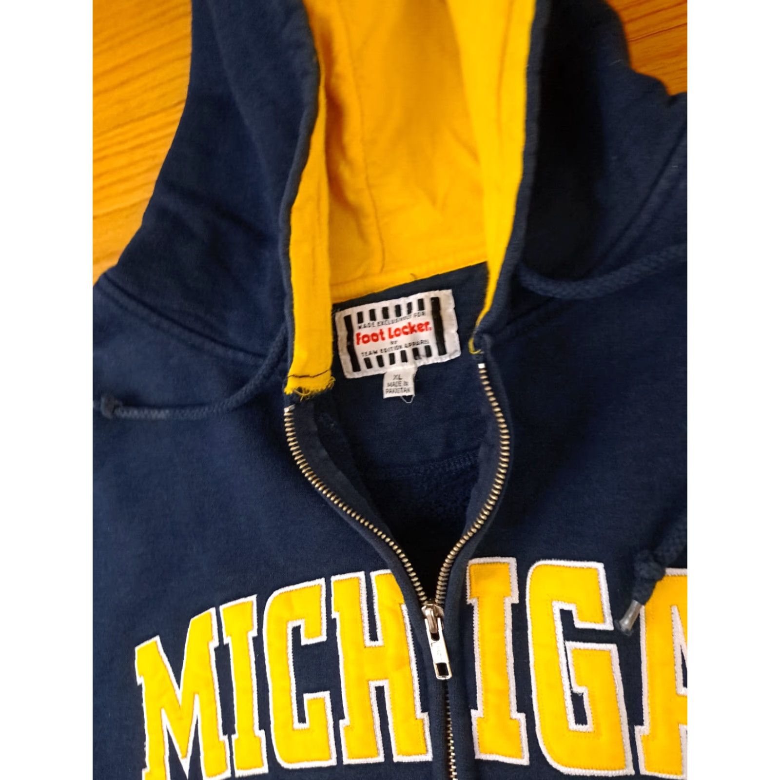 Vintage VINTAGE Foot Locker Michigan Wolverines Embroidered Cotton Zip Hooded Jacket XL Blue Unisex Adults 90s Basketball Size US XL / EU 56 / 4 - 4 Thumbnail