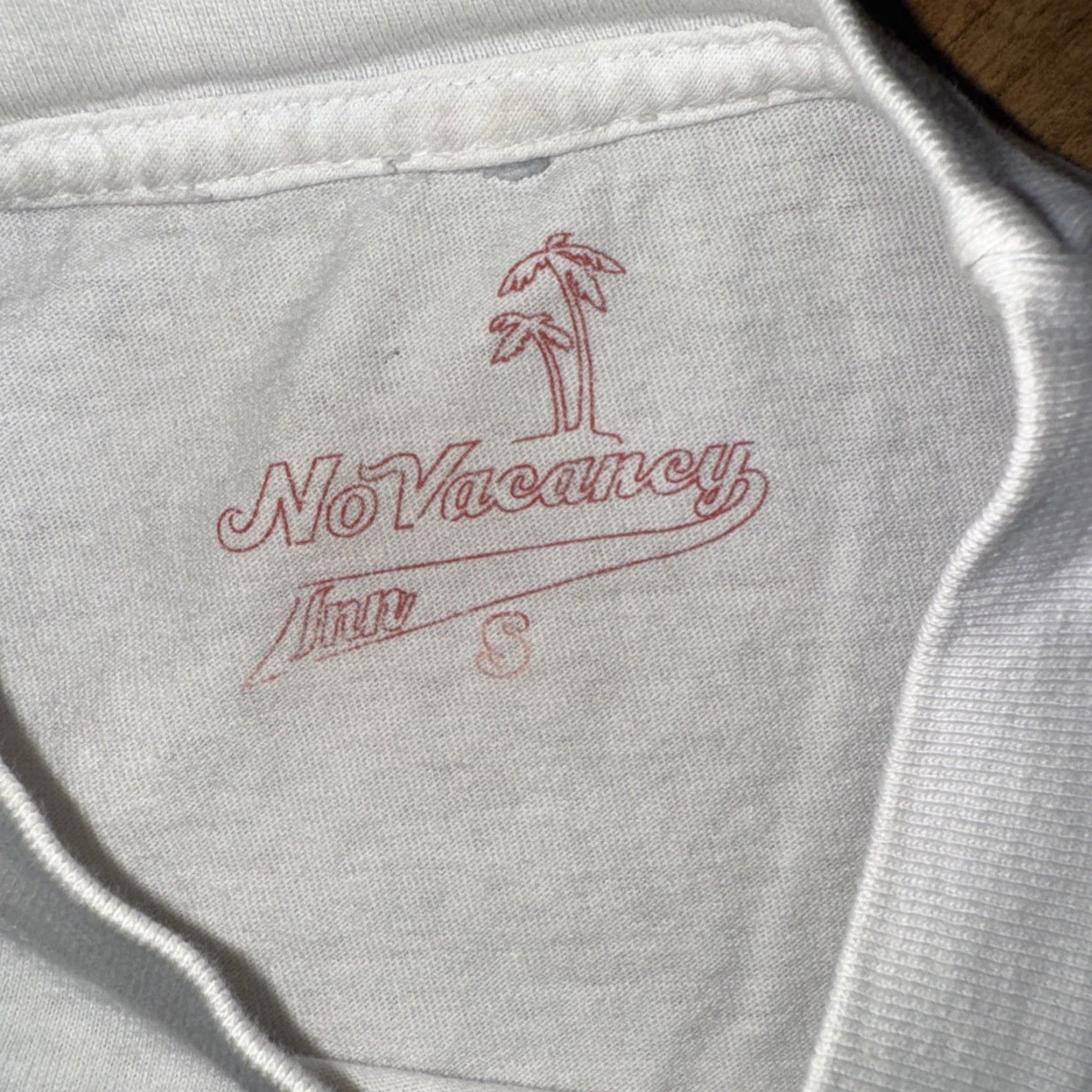 Vintage No Vacancy Inn Graphic T-Shirt White Size Small Streetwear Mens Crew Neck Short Sleeve 18x26 Graphic Print 90s Band Cars Designer Size US S / EU 44-46 / 1 - 4 Thumbnail
