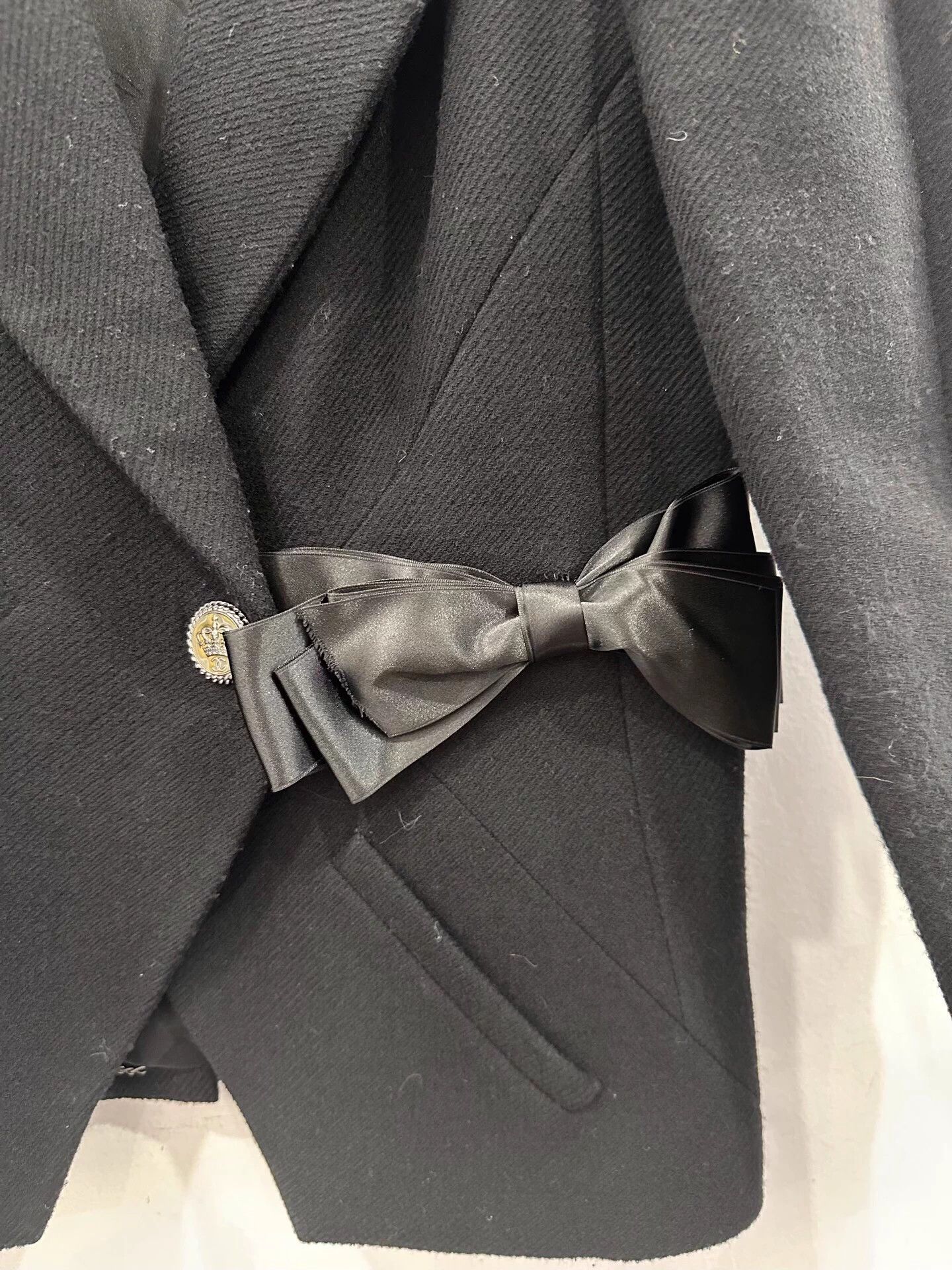 Chanel Chanel Women's Black Wool Blazer Bow CC Buttons Size S / US 4 / IT 40 - 4 Thumbnail