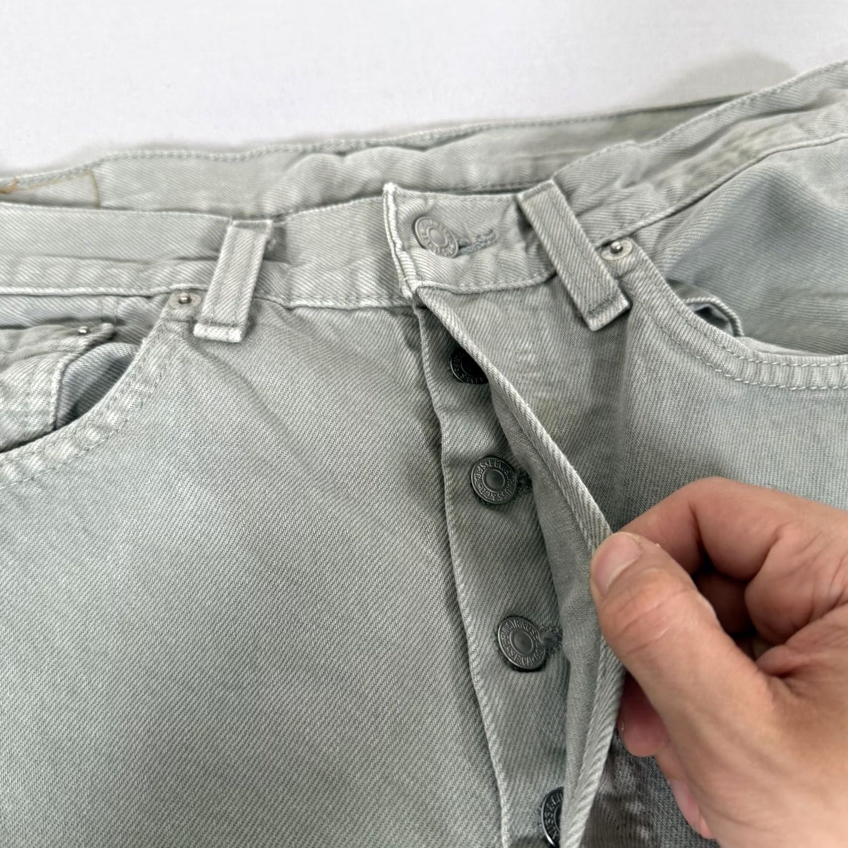 Levi's VINTAGE Levi's 501 Jeans Mens 32x34 Gray Light Wash Natural Denim Straight Classic 90s Boys Womens Size US 32 / EU 48 - 3 Thumbnail