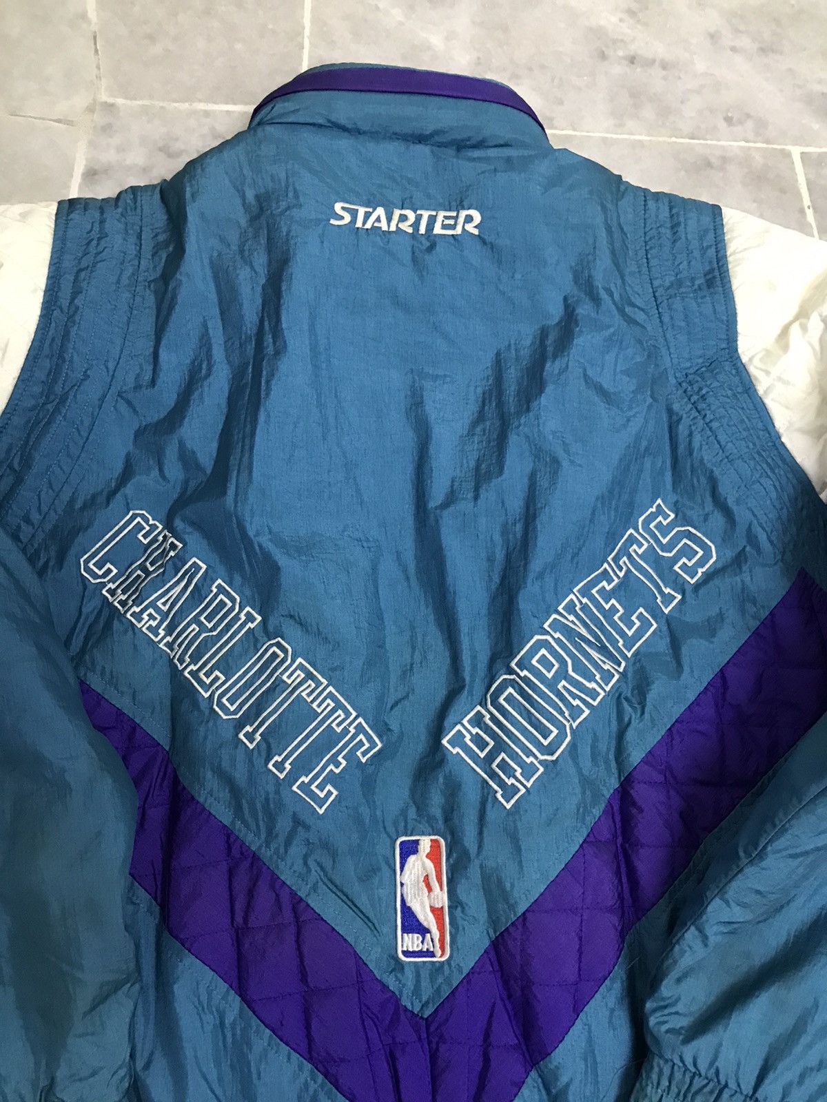 NBA VINTAGE Starter Charlotte Hornets Puffer Jacket Size L Size US L / EU 52-54 / 3 - 10 Thumbnail
