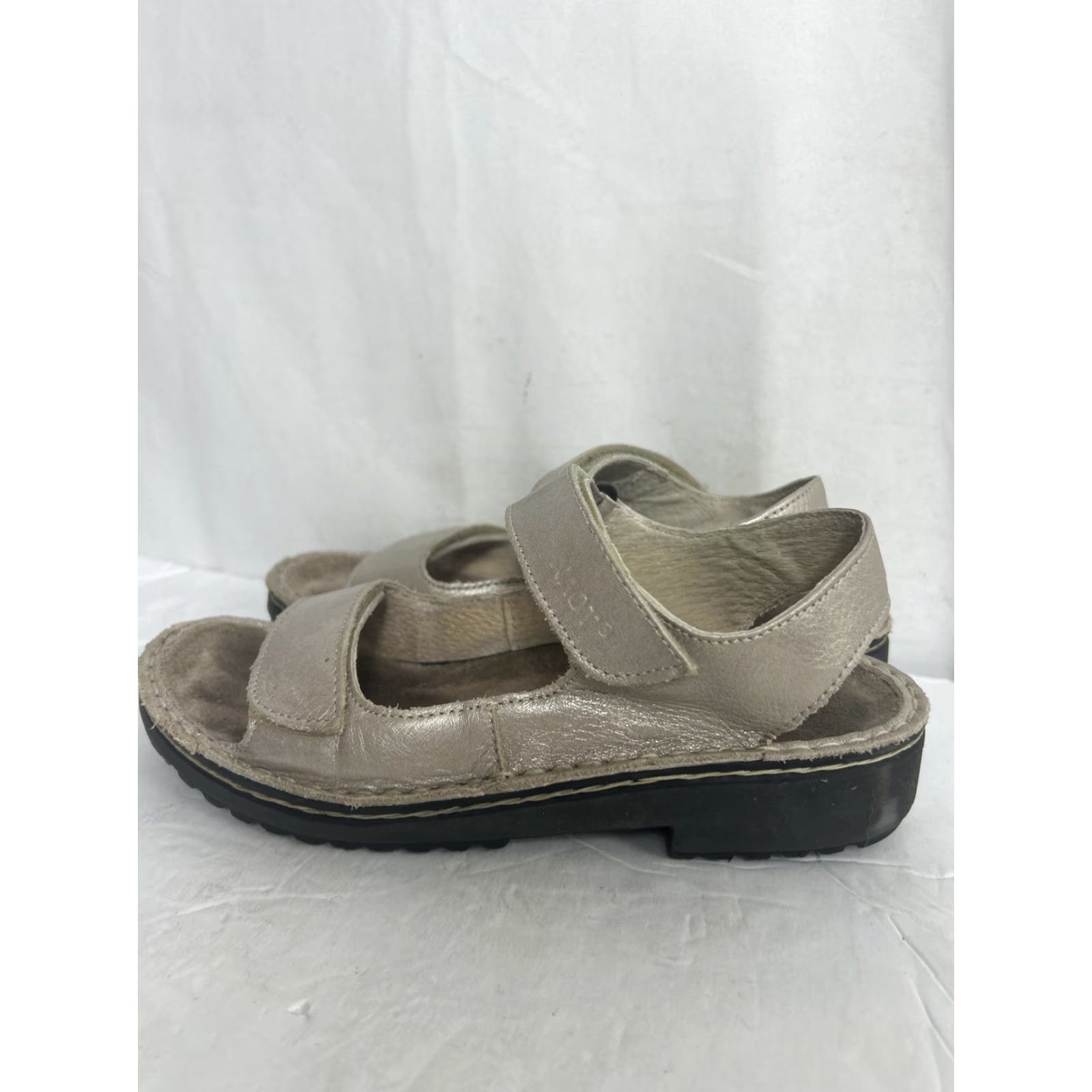 Vintage VINTAGE Naot Sandal Enid 36 Metallic Gold Leather Strappy Hook Loop Womens US 5-5.5 Size US 6 / IT 36 - 7 Thumbnail