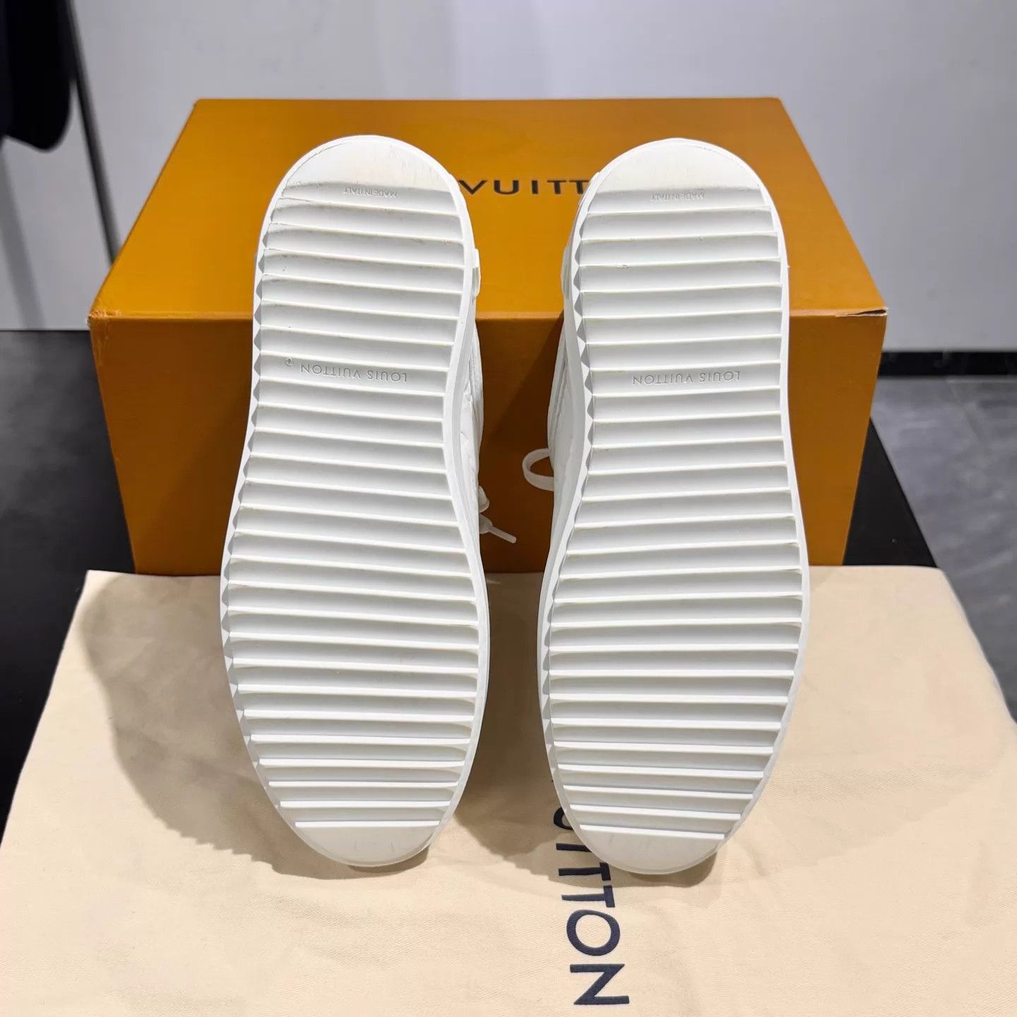 Louis Vuitton LV Time Out Monogram Leather Sneaker 99 New UK5.5 Size US 8 / IT 38 - 6 Thumbnail